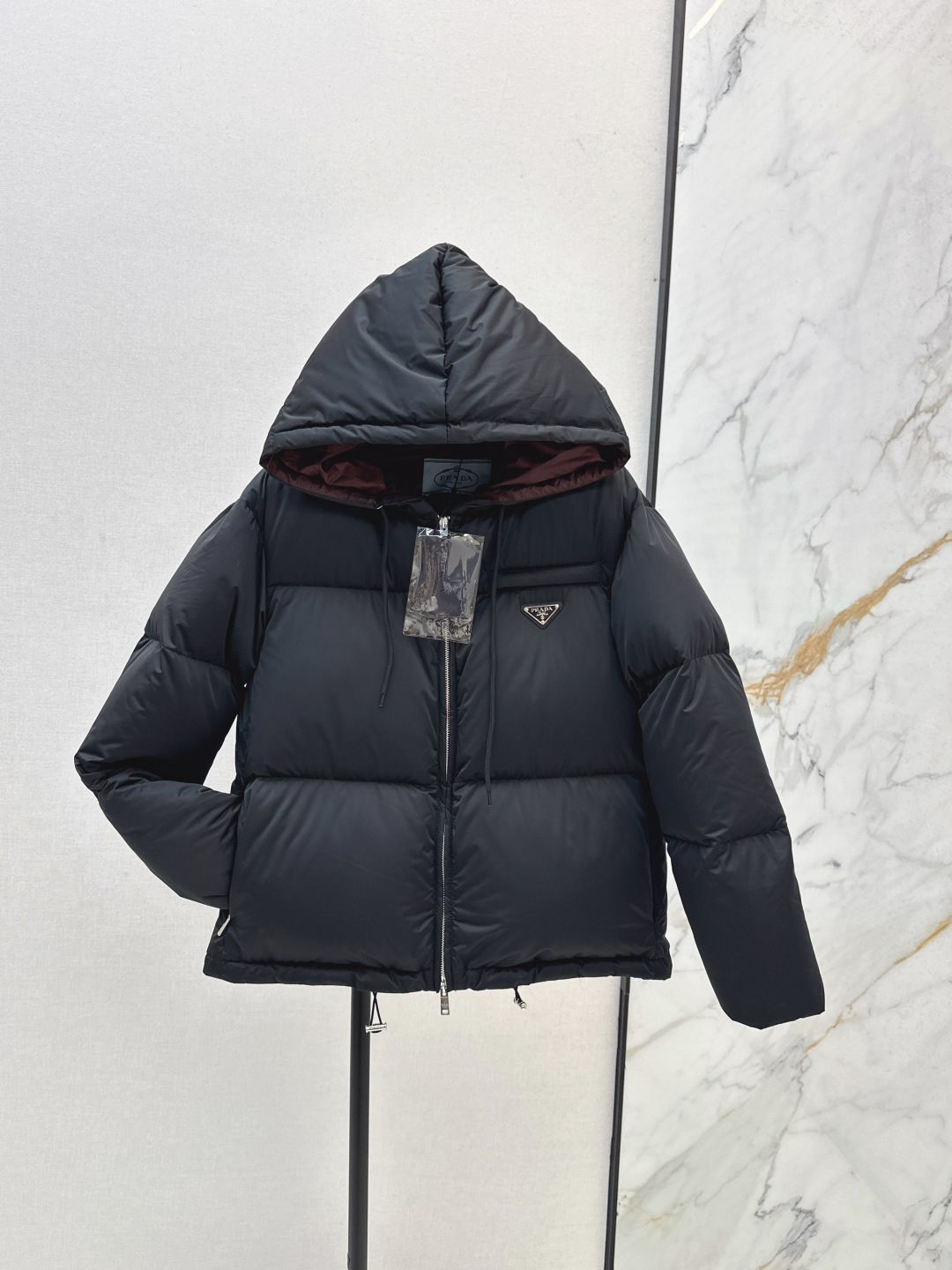 NO:473762,With dust bag PD 25Ss - New autumn and winter triangle decoration short hooded down jacket jacket three-dimensional tailoring H style classic fashionable and handsome original logo letter logo triangle decoration national standard imported 90 white goose down filling yb custom recycled nylon fabric patchwork brown red lining design upper body age reduction effect YB hardware accessories very extra points Recommended Three colors on sale in stock 38/40/42/44,,jackets & coats,down jacket,hats,alexander wang19860909配防尘袋PD 25Ss——秋冬新款三角标装饰短款连帽羽绒服外套立体剪裁H版型经典时髦又帅气 原版徽标字母logo三角标装饰 国标进口90白鹅绒填充 yb定制再生尼龙面料拼棕红色内衬设计 上身减龄效果 YB五金配件 细节很加分 推荐 三色现货发售38/40/42/44,,jackets & coats,down jacket,hats,alexander wang,Women's clothing