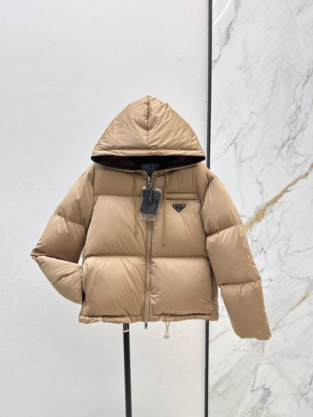 NO:473757,With dust bag PD 25Ss - New autumn and winter triangle decoration short hooded down jacket jacket three-dimensional tailoring H style classic fashionable and handsome original logo letter logo triangle decoration national standard imported 90 white goose down filling yb custom recycled nylon fabric patchwork brown red lining design upper body age reduction effect YB hardware accessories very extra points Recommended Three colors on sale in stock 38/40/42/44,,jackets & coats,down jacket,hats,alexander wang19860909配防尘袋PD 25Ss——秋冬新款三角标装饰短款连帽羽绒服外套立体剪裁H版型经典时髦又帅气 原版徽标字母logo三角标装饰 国标进口90白鹅绒填充 yb定制再生尼龙面料拼棕红色内衬设计 上身减龄效果 YB五金配件 细节很加分 推荐 三色现货发售38/40/42/44,,jackets & coats,down jacket,hats,alexander wang,Women's clothing