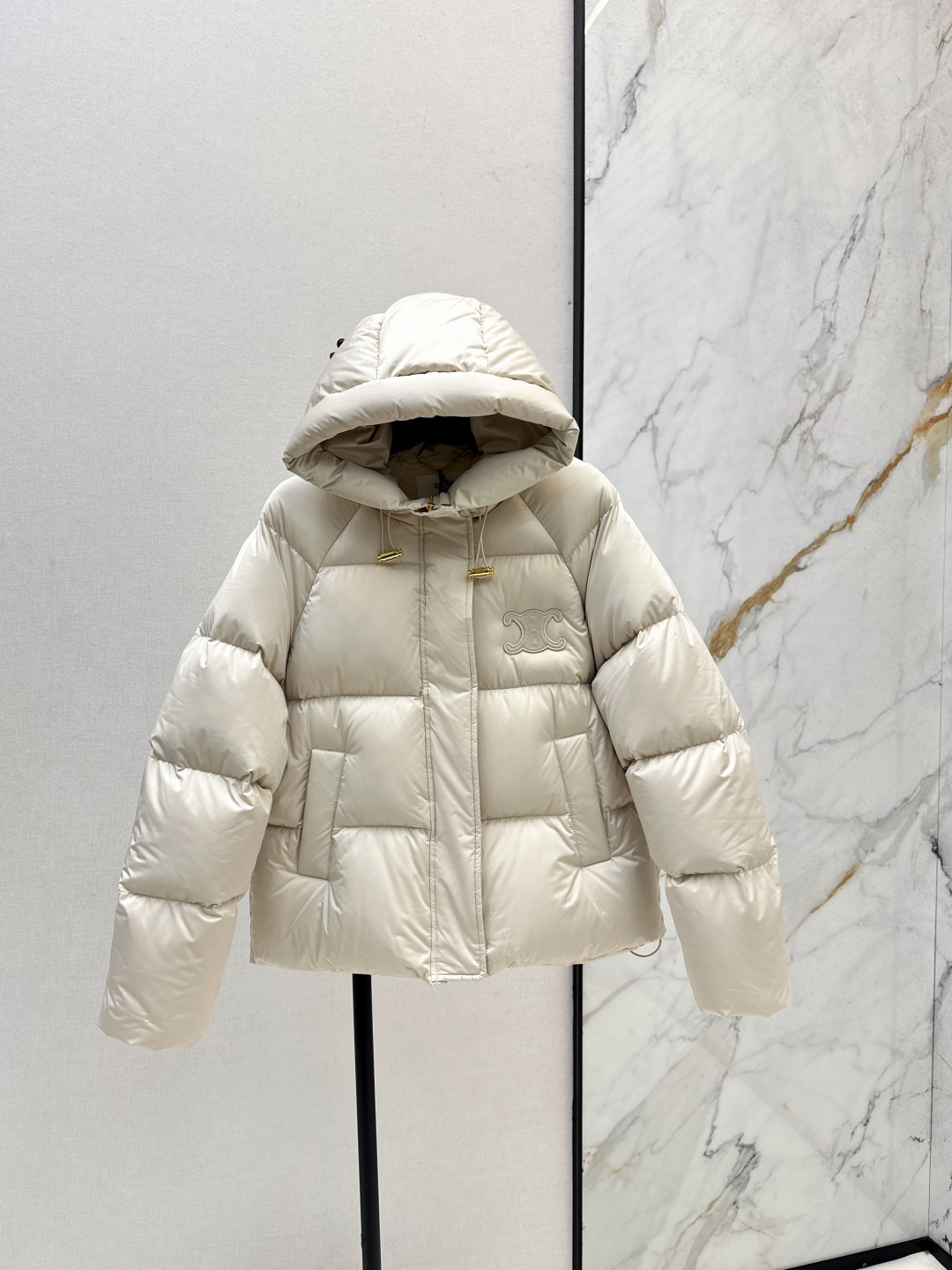 NO:473745,With dust bag CE 25Ss———The new Arc de Triomphe logo hooded bread down jacket in autumn and winter, the best version of this season. The classic Arc de Triomphe patch embroidered bread jacket creates a wrap-on silhouette. It is fashionable and handsome. It is a very popular model. The national standard 90 white goose down filling. The original imported recycled nylon fabric has a wide and stylish texture!  Original development full set of hardware accessories, original mark and original standard complete set, three colors are available in stock 36/38/40/42,, down jacket, hats, alexander wang19860909配防尘袋CE 25Ss———秋冬新款凯旋门徽标logo连帽面包羽绒服 本季最佳版型 经典凯旋门贴布绣面包服塑造裹身式廓形 时髦又帅气 超级大爱自留款 国标90白鹅绒填充 原版进口再生尼龙面料质感挺阔有型！原版开发全套五金配件 原唛原标配套齐全 三色现货发售36/38/40/42,,down jacket,hats,alexander wang,Women's clothing