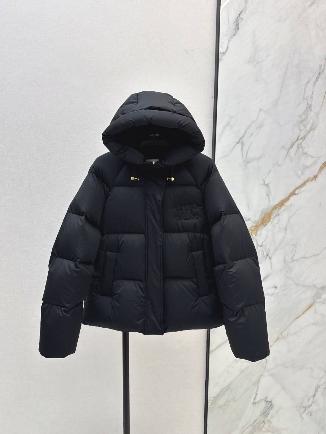 NO:473741,With dust bag CE 25Ss———The new Arc de Triomphe logo hooded bread down jacket in autumn and winter, the best version of this season. The classic Arc de Triomphe patch embroidered bread jacket creates a wrap-on silhouette. It is fashionable and handsome. It is a very popular model. The national standard 90 white goose down filling. The original imported recycled nylon fabric has a wide and stylish texture!  Original development full set of hardware accessories, original mark and original standard complete set, three colors are available in stock 36/38/40/42,, down jacket, hats, alexander wang19860909配防尘袋CE 25Ss———秋冬新款凯旋门徽标logo连帽面包羽绒服 本季最佳版型 经典凯旋门贴布绣面包服塑造裹身式廓形 时髦又帅气 超级大爱自留款 国标90白鹅绒填充 原版进口再生尼龙面料质感挺阔有型！原版开发全套五金配件 原唛原标配套齐全 三色现货发售36/38/40/42,,down jacket,hats,alexander wang,Women's clothing