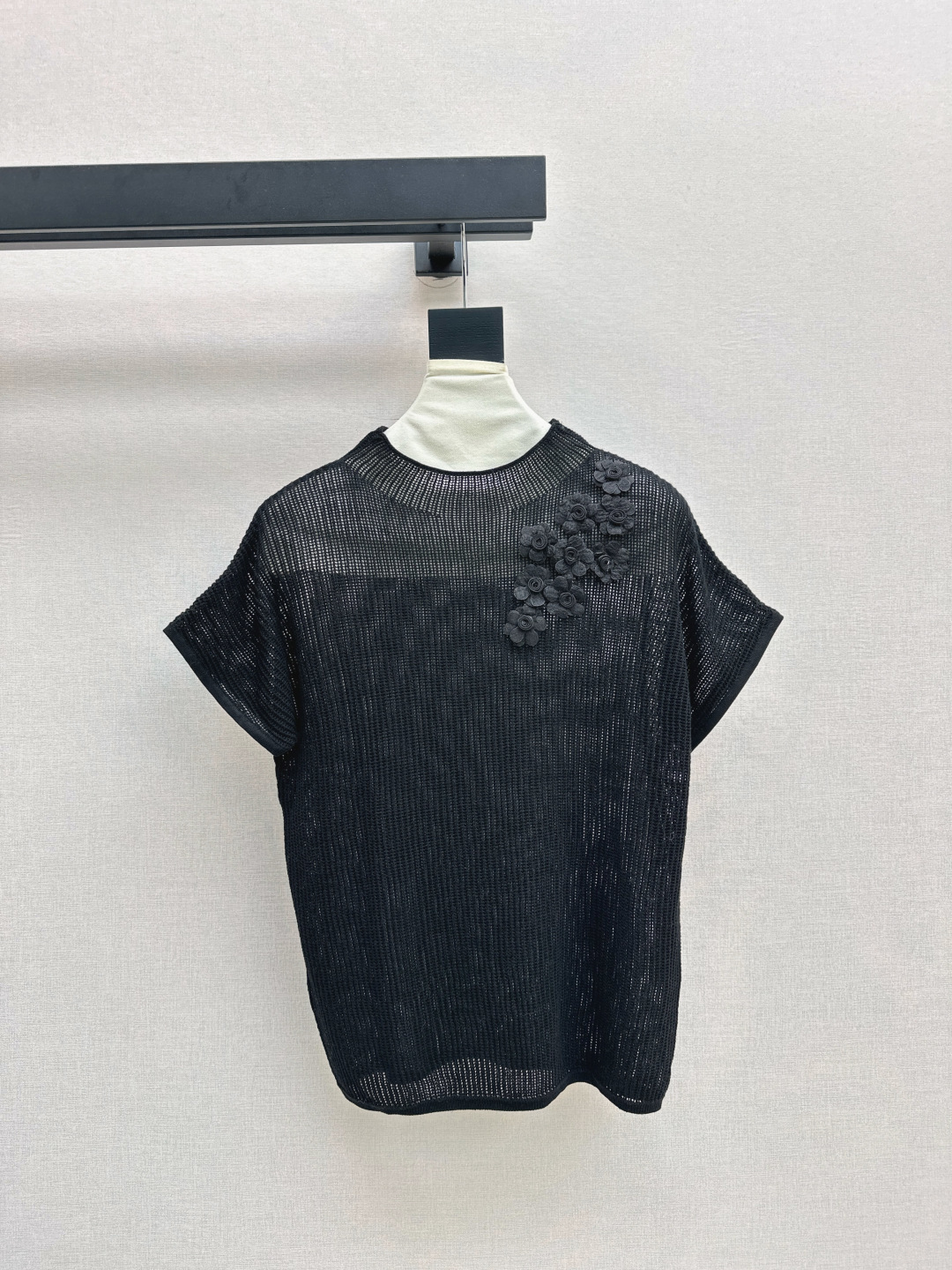 NO:473761,Gentle daily necessities C home 25Ss———The latest style of gentle girls must have three-dimensional flower decoration shoulder sweater for autumn and winter. It’s so easy to match. It’s very gentle and retro style. The fabric span is very large and can be worn to create different flavors for girls and mature women. Highly recommended~~ Three colors are available for sale in stock. SML, Chanel, alexander wang19860909温柔日常必备内搭 C家 25Ss————秋冬最新款温柔女孩必备立体花朵装饰落肩针织衫 太好搭啦很日常的温柔复古风 面料跨度很大少女熟女都可穿出不同味道 强烈推荐哦～～ 三色现货发售sml,,chanel,alexander wang,Women's clothing