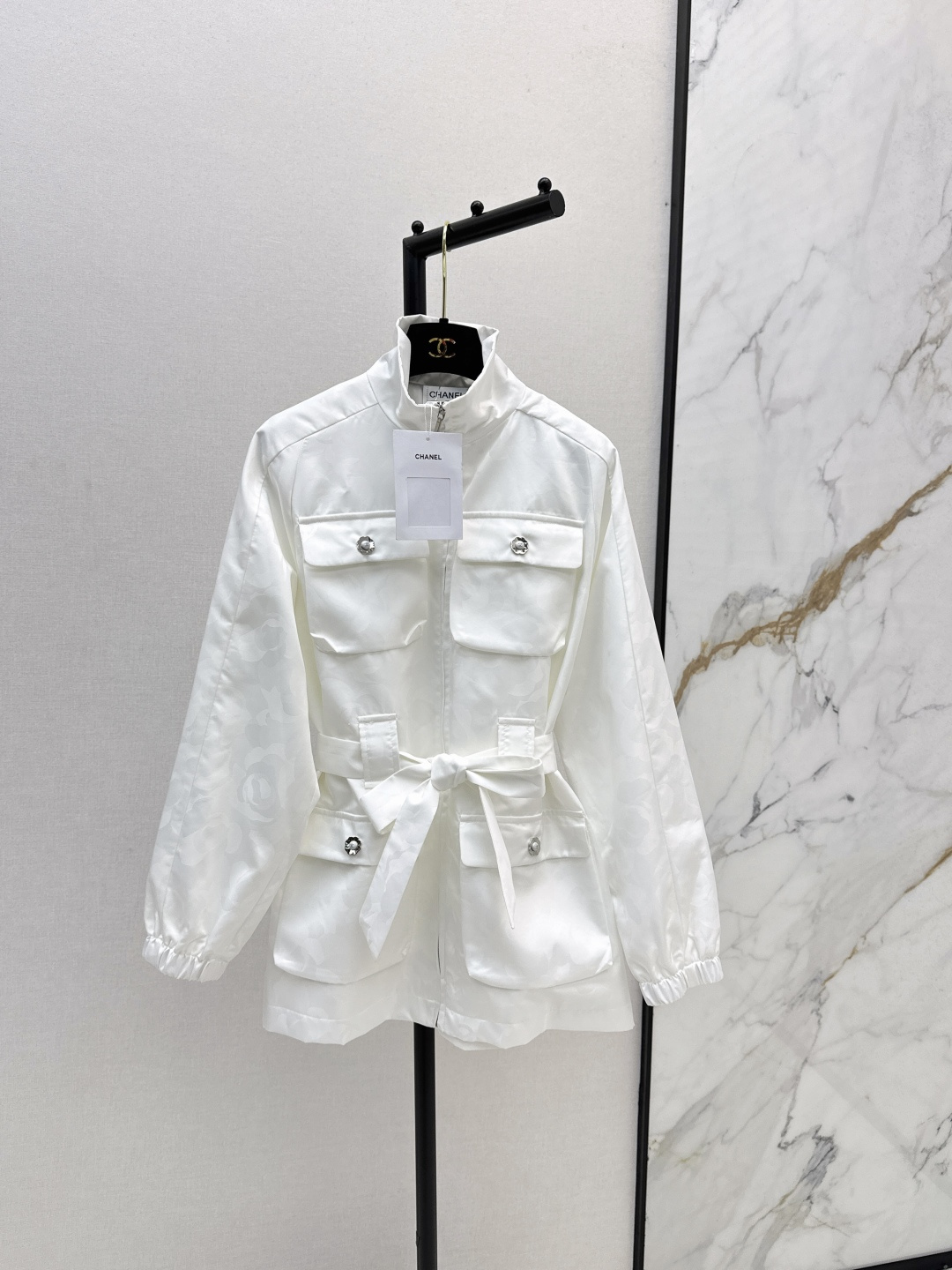 NO:473743,Exclusive model ~ C home 25Ss———The latest jacquard stand-collar waist-closing jacket in autumn and winter is so beautiful. The waist-lace-up waist-closing design highlights the slim waist. It is stylish and fashionable. It is neat and slim. The lace-up waist-closing pulls up the waistline and easily shows high. It meets daily and commuting outfits. It has a very high practical wear. Two colors are available for sale in stock. SML, chanel, jackets & coats, alexander wang19860909独家款～ C家 25Ss————秋冬最新款提花立领收腰外套上身太好看了 腰部系带收腰设计 凸显小蛮腰 有型又时髦 利落显瘦 系带收腰 拉升腰线 轻松显高 同时满足日常和通勤的穿搭 实穿度非常高 两色现货发售sml,,chanel,jackets & coats,alexander wang,Women's clothing