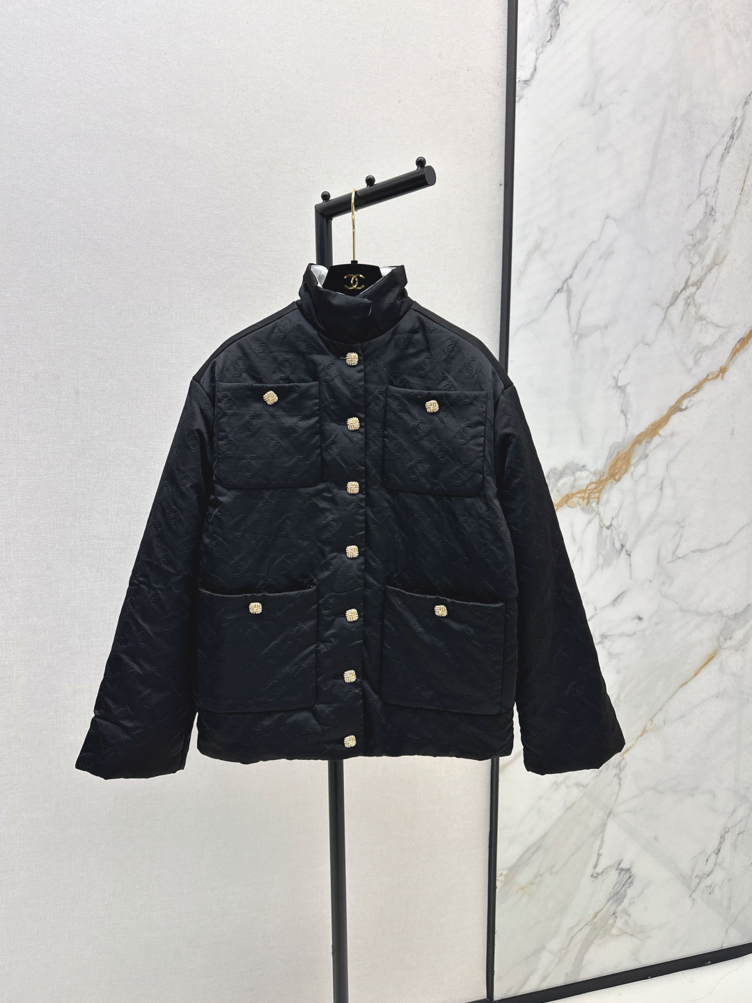 NO:473740,Exclusive first launch C home 25Ss——The latest autumn and winter style. Coco girls wear black and white color-blocking stand-collar cotton jacket. The best must-have for this season. Original custom double C jacquard fabric. 3D three-dimensional tailoring style. It looks slim with its own aura. A must-have high-end item for the sweet and cool girl-style white and rich beauty!  Perfect details of mold opening hardware buckles, one-size-spot-sale sml, chanel, jackets & coats, alexander wang19860909独家首发 C家 25Ss———秋冬最新款 Coco女孩穿搭黑白拼色立领棉服外套本季最佳必入绝绝子 原版定制双C提花面料 3D立体剪裁版型上身巨显瘦 自带气场 甜酷名媛少女风白富美必备高级单品！开模五金扣完美细节 一色现货发售sml,,chanel,jackets & coats,alexander wang,Women's clothing