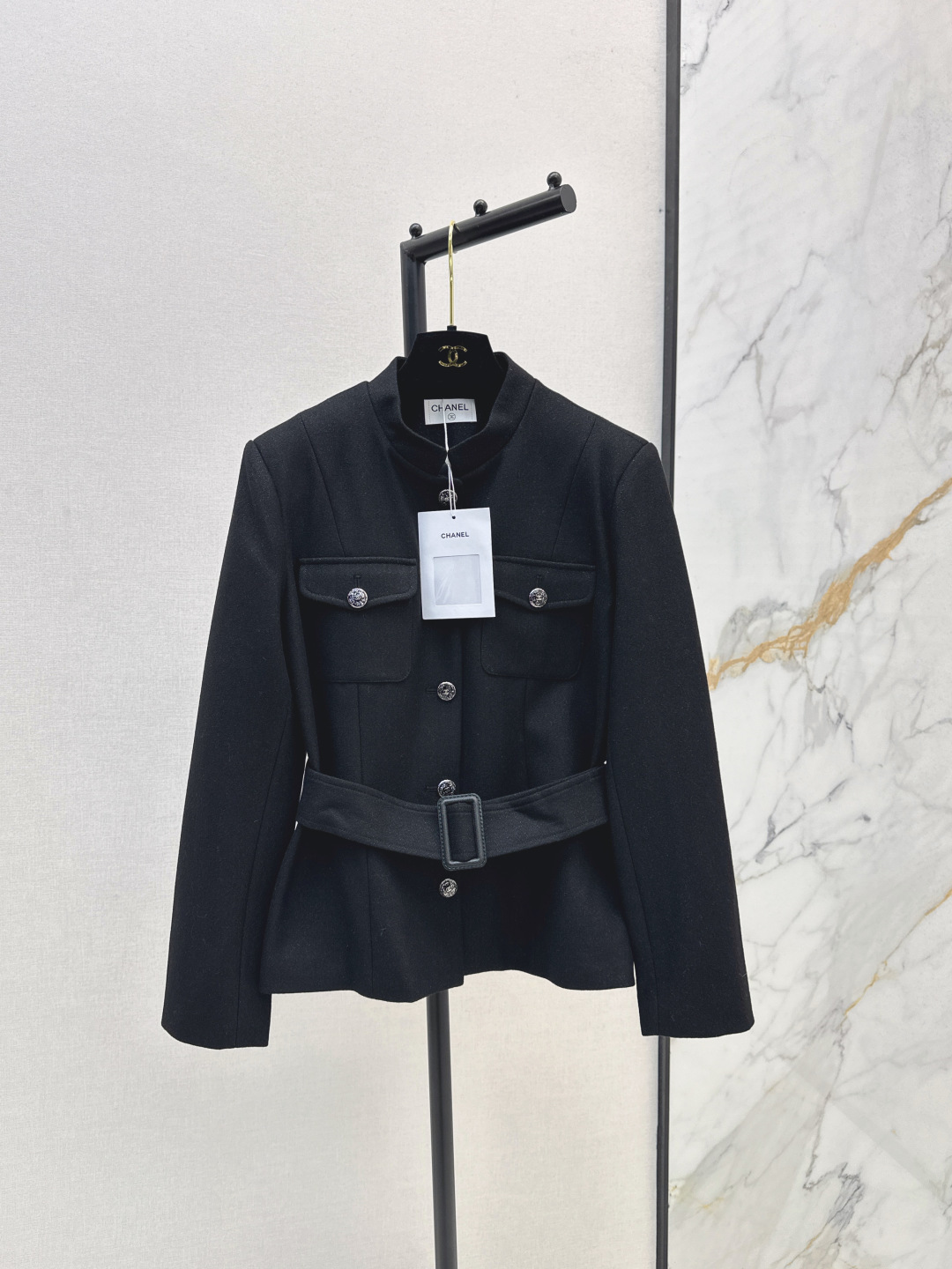 NO:473736,Exclusive model ~ C home 25Ss———The latest mid-year-old wool jacket for autumn and winter. It is the kind of jacket with a strong sense of atmosphere. The whole style is also retro and elegant. The upper body shows a small face and makes the whole person look gentle. It is matched with a belt to slim the waist. The belt is tied around the waist to make you look slimming. The whole color is available for sale in stock. Chanel, jackets & coats, alexander wang19860909独家款～ C家 25Ss———秋冬最新款中古设计羊毛呢外套 是那种氛围感很强的外套 整个版型也是复古有气质的 上身蛮显脸小的 又显的整个人温柔起来 搭配了腰带 收腰显身材 腰带系在腰间显瘦加分 一色现货发售sml,,chanel,jackets & coats,alexander wang,Women's clothing