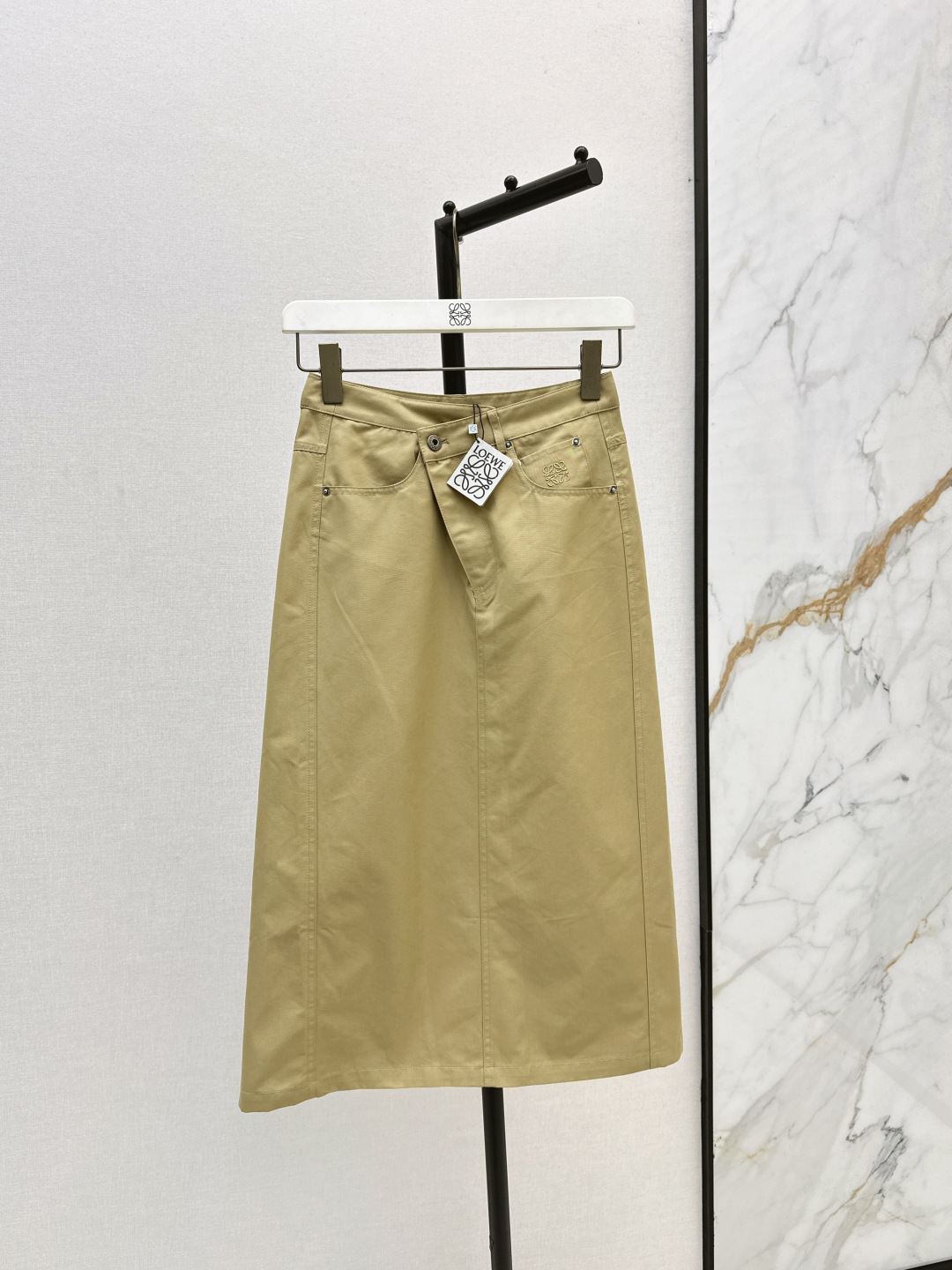 NO:473784,Recommended single models Loe 25Ss——————The latest handsome and fashionable suit with striped hooded windbreaker jacket + irregular tailoring high-waist skirt. Recommended one set ~ The drawstring for the short front and long rear hem can be detached. The slit on the back is vaguely exposed when you walk around. The details are very important, the upper body is versatile and not picky. Free and casual and age-reducing. A very crispy cotton fabric. Two-color spot sml half,,loewe, skirts, jackets & coats,hats,alexander wang19860909爆单款推荐 Loe 25Ss————早秋最新款帅气时髦套装条纹拼接连帽风衣外套+不规则剪裁高腰半裙 推荐一套入 ～ 前短后长的版型下摆的抽绳可调节帽子可拆卸 背面开衩走动起来时隐隐约约露出蓝色的里衬 细节很加分上身百搭不挑人 自由随性休闲减龄感 挺括感很好的棉质面料 两色现货发售sml 半,,loewe,skirts,jackets & coats,hats,alexander wang,Women's clothing