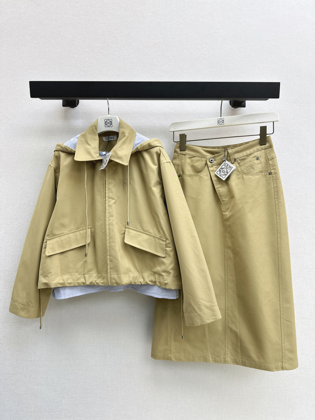 NO:473778,Recommended single models Loe 25Ss——————The latest handsome and fashionable suit with striped hooded windbreaker jacket + irregular tailoring high-waist skirt. Recommended one set ~ The drawstring for the short front and long rear hem can be detached. The slit on the back is vaguely exposed when you walk around. The details are very important. The upper body is versatile and not picky. Free and casual and age-reducing. A very crisp cotton fabric. Two colors are available for sale. SML. Outside,,loewe, skirts, jackets & coats,hats,alexander wang19860909爆单款推荐 Loe 25Ss————早秋最新款帅气时髦套装条纹拼接连帽风衣外套+不规则剪裁高腰半裙 推荐一套入 ～ 前短后长的版型下摆的抽绳可调节帽子可拆卸 背面开衩走动起来时隐隐约约露出蓝色的里衬 细节很加分上身百搭不挑人 自由随性休闲减龄感 挺括感很好的棉质面料 两色现货发售sml 外,,loewe,skirts,jackets & coats,hats,alexander wang,Women's clothing