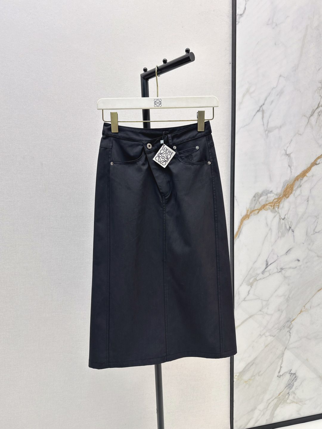 NO:473772,Recommended single models Loe 25Ss——————The latest handsome and fashionable suit with striped hooded windbreaker jacket + irregular tailoring high-waist skirt. Recommended one set ~ The drawstring for the short front and long rear hem can be detached. The slit on the back is vaguely exposed when you walk around. The details are very important, the upper body is versatile and not picky. Free and casual and age-reducing. A very crispy cotton fabric. Two-color spot sml half,,loewe, skirts, jackets & coats,hats,alexander wang19860909爆单款推荐 Loe 25Ss————早秋最新款帅气时髦套装条纹拼接连帽风衣外套+不规则剪裁高腰半裙 推荐一套入 ～ 前短后长的版型下摆的抽绳可调节帽子可拆卸 背面开衩走动起来时隐隐约约露出蓝色的里衬 细节很加分上身百搭不挑人 自由随性休闲减龄感 挺括感很好的棉质面料 两色现货发售sml 半,,loewe,skirts,jackets & coats,hats,alexander wang,Women's clothing