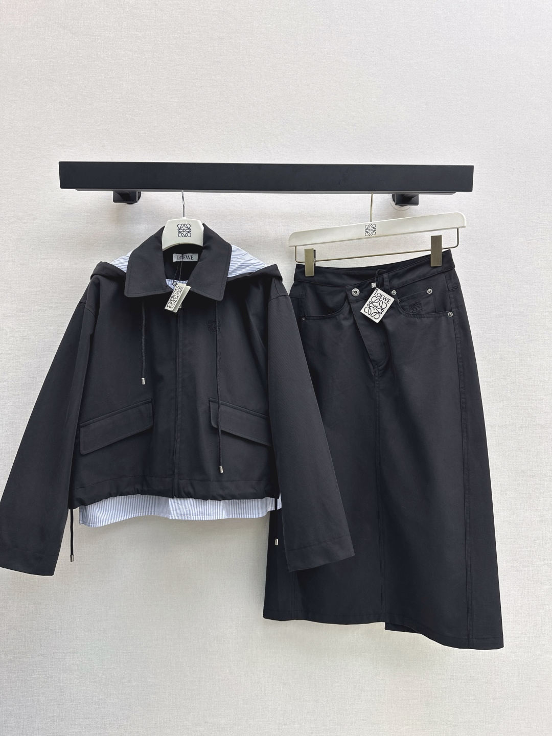 NO:473766,Recommended single models Loe 25Ss——————The latest handsome and fashionable suit with striped hooded windbreaker jacket + irregular tailoring high-waist skirt. Recommended one set ~ The drawstring for the short front and long rear hem can be detached. The slit on the back is vaguely exposed when you walk around. The details are very important. The upper body is versatile and not picky. Free and casual and age-reducing. A very crisp cotton fabric. Two colors are available for sale. SML. Outside,,loewe, skirts, jackets & coats,hats,alexander wang19860909爆单款推荐 Loe 25Ss————早秋最新款帅气时髦套装条纹拼接连帽风衣外套+不规则剪裁高腰半裙 推荐一套入 ～ 前短后长的版型下摆的抽绳可调节帽子可拆卸 背面开衩走动起来时隐隐约约露出蓝色的里衬 细节很加分上身百搭不挑人 自由随性休闲减龄感 挺括感很好的棉质面料 两色现货发售sml 外,,loewe,skirts,jackets & coats,hats,alexander wang,Women's clothing