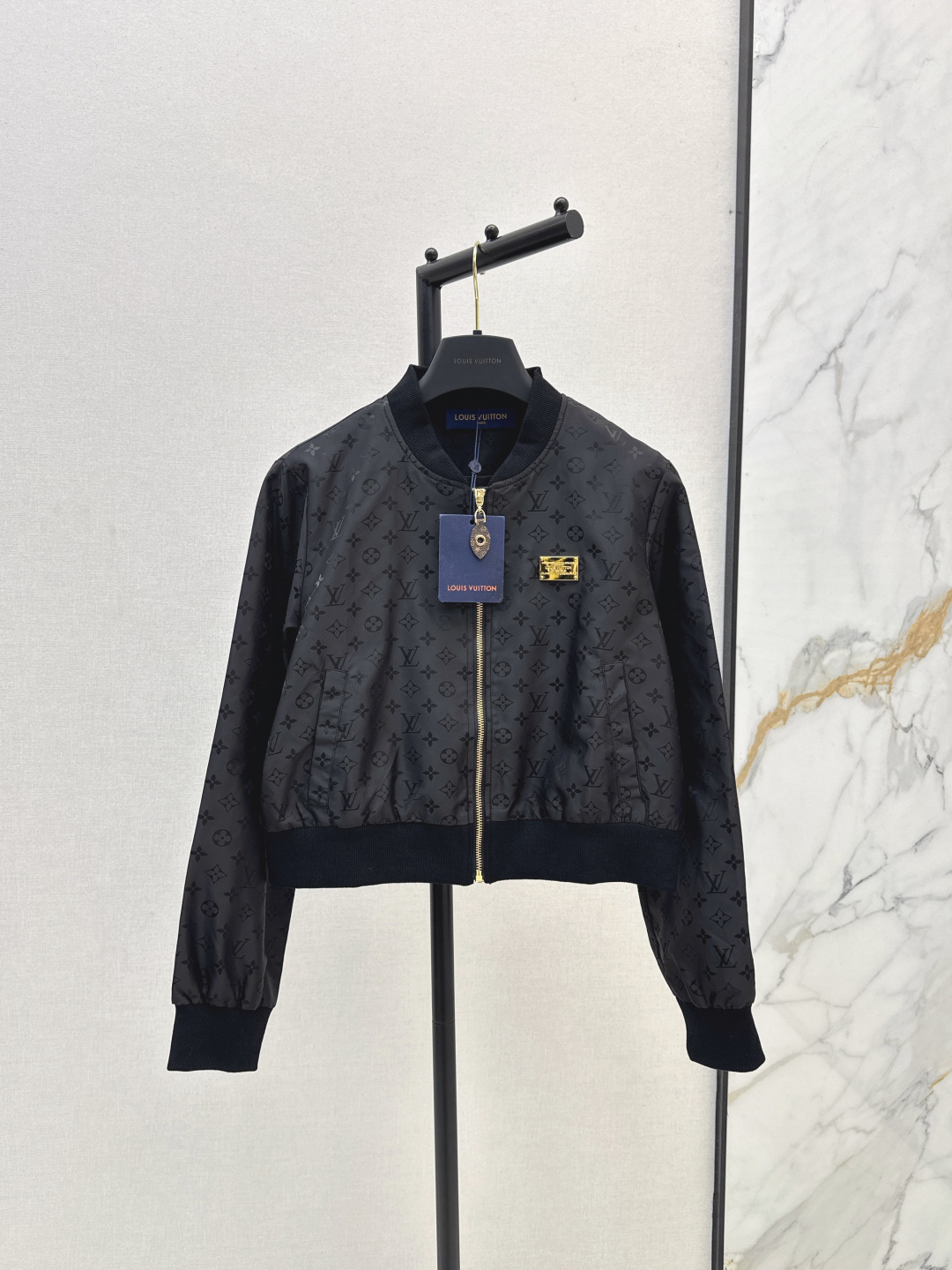 NO:474877,L Home 25Ss———The latest logo of early autumn presbyterian stand-up collar jacket with exquisite details. Every piece is full of surprise. High fashion craftsmanship. The style is absolutely unique. It is not picky about the figure. Practical and versatile. Combination of comfort and function. SML is available in stock,,louis vuitton, jackets & coats, jackets & coats, alexander wang19860909L家 25Ss———早秋最新款logo老花立领夹克外套细节精致 每一件到手都是惊喜满溢 高级时装工艺 版型绝绝子 不挑身材 实用百搭 舒适与功能相结合 一色现货发售sml,,louis vuitton,jackets & coats,jackets & coats,alexander wang,Women's clothing