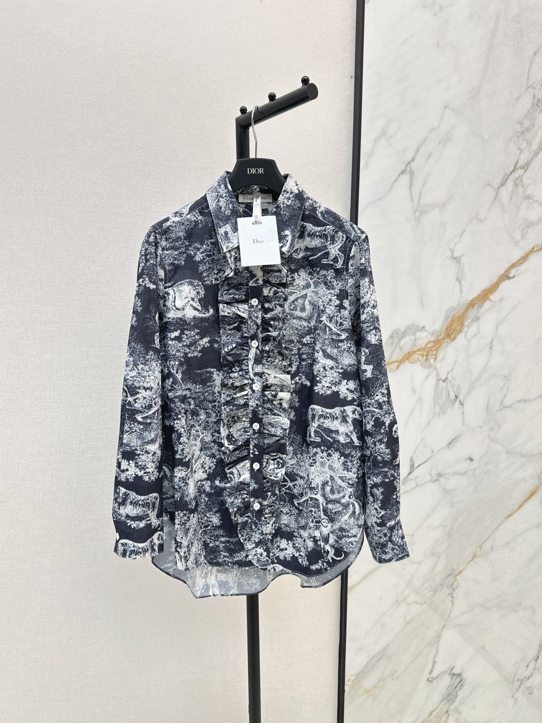 NO:474873,CD 25Ss—————The latest jungle pattern printed loose shirt in early autumn is low-key luxury three-dimensional tailoring, streamlined line design, noble and elegant, gentle and intellectual temperament, imported special materials, amazing when you receive it, custom fabric texture is super good, one color is available for sale in stock, sml, shirts, alexander wang19860909CD 25Ss————早秋最新款丛林图案印花宽松衬衫低调奢华立体剪裁 精简线条感设计 高贵典雅又尽显温柔知性的气质 进口特殊材质 收到手会很惊艳 定制面料质感超赞 一色现货发售sml,,shirts,alexander wang,Women's clothing