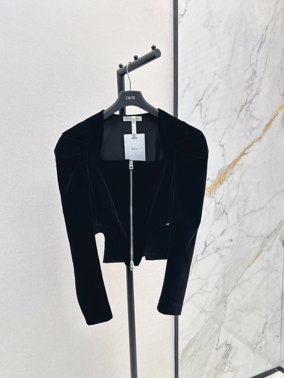 NO:474909,CD 25Ss———The latest square collar velvet short jacket in autumn and winter, small square collar zipper design, short waist-hugging style, super body proportions, easy to grasp the elegant and high-end white and rich beauty of the temperament, zipper embellishment is super eye-catching, shoulder pad design, easy to grasp right-angle shoulders, fashionable, high-end and cool, one-color spot-on sml,, jackets & coats, alexander wang19860909CD 25Ss————秋冬最新款方领丝绒短款外套 小方领拉链式设计 短款收腰版型 上身超显身材比例 轻松拿捏气质名媛优雅又高级的白富美感 拉链式点缀超级吸睛 垫肩设计 直角肩轻松拿捏 一时髦高级又酷帅 一色现货发售sml,,jackets & coats,alexander wang,Women's clothing