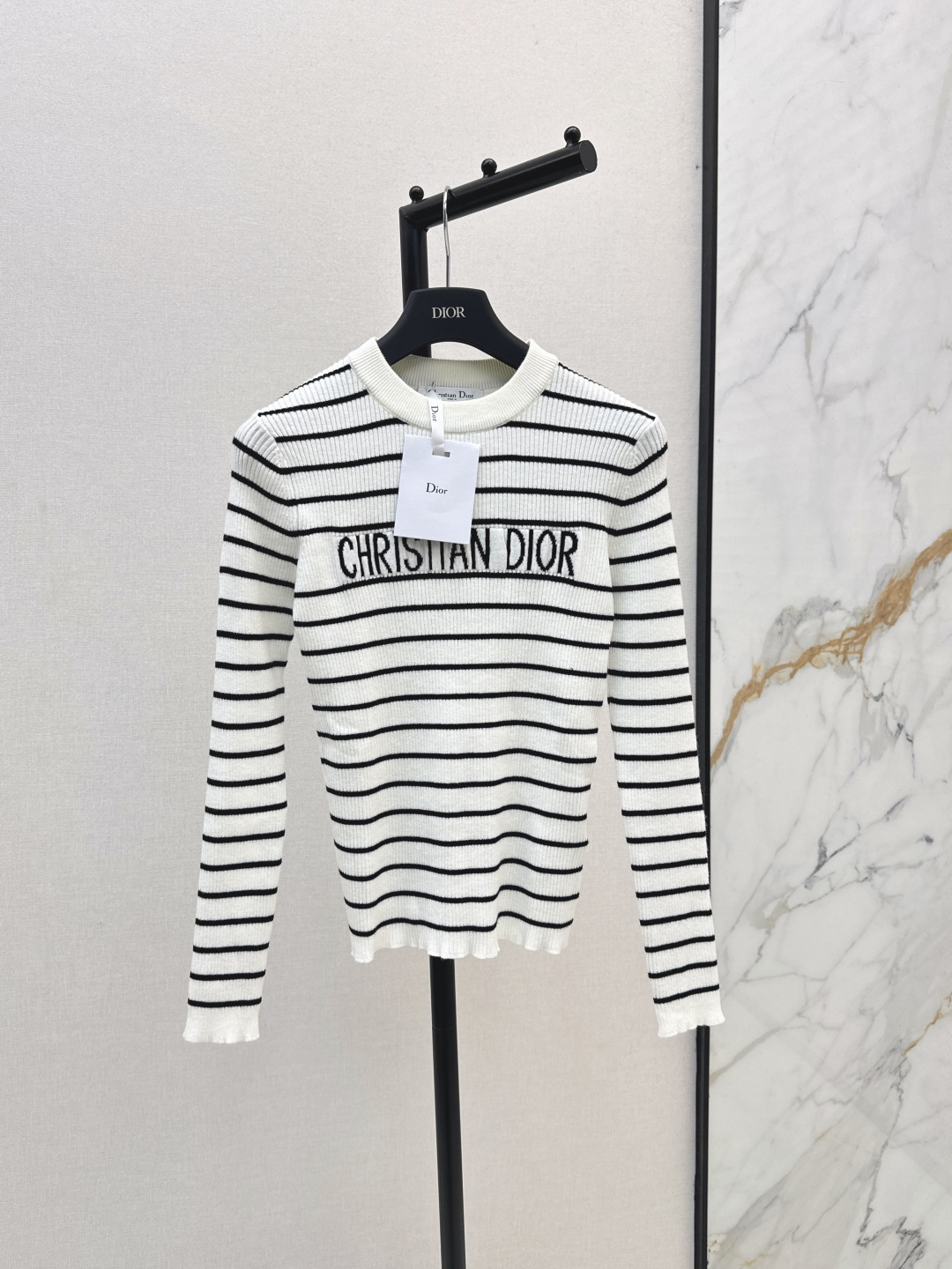 NO:474897,CD 25Ss————The latest round-neck striped knitted base shirt in early autumn, high-stretch classic sweater, 100% wool texture, soft and glutinous, classic age-reducing item, the style is not picky for people, the upper body makes you look slim!  The perfect item that is a must-have for white and rich beauty. Excellent texture. Two colors are available for sale in stock. 0,,sweaters,alexander wang19860909CD 25Ss————早秋最新款圆领条纹针织打底衫高弹力经典毛衣 百分百羊毛质感细腻软糯 经典减龄单品 版型不挑人上身巨显瘦！白富美必收的完美单品 质感超赞 两色现货发售sml 0,,sweaters,alexander wang,Women's clothing