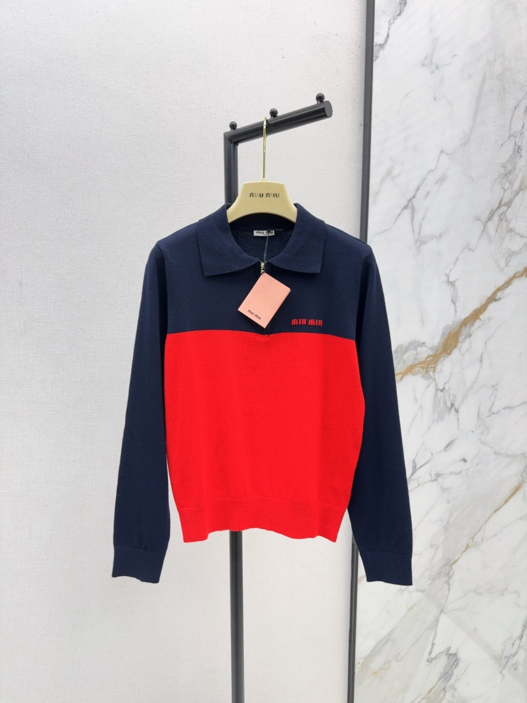 NO:474879,Miu 25Ss————The latest contrasting lapel sweater in early autumn is 100% first-class wool cut, delicate and soft texture, classic age-reducing item, not picky on the upper body, huge and slim, perfect item that is a must-have for white and rich beauty, super texture, two colors are available in stock, sml, miumiu, alexander wang19860909Miu 25Ss————早秋最新款撞色翻领针织衫百分百初剪羊毛 质感细腻软糯 经典减龄单品 版型不挑人上身巨显瘦 白富美必收的完美单品 质感超赞 两色现货发售sml,,miumiu,alexander wang,Women's clothing