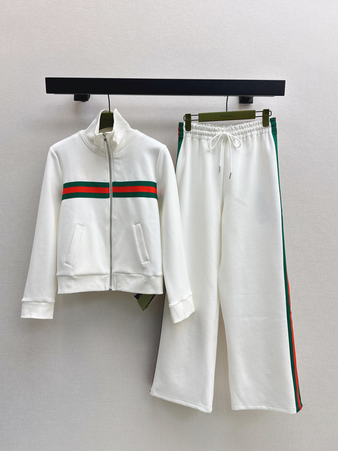 NO:474867,Gu 25Ss—————The latest classic webbing casual suit stand-up collar jacket baseball uniform jacket + elastic waist straight pants. Ke AKA Sa style. Everyday commuting is very OK, not picking on occasions. The design is unique. The sense of layering is richer. The small details are too much more points. One color is developed. SML is available in stock. In addition,, jackets & coats, jackets & coats, alexander wang19860909Gu 25Ss————早秋最新款经典织带休闲套装立领夹克棒球服外套+松紧腰直筒裤 可A可飒的风格 日常通勤穿什么的都是很OK的,不挑场合的 设计独特 层次感更加丰富 满满小细节太加分 一色分开发 现货发售sml 外,,jackets & coats,jackets & coats,alexander wang,Women's clothing