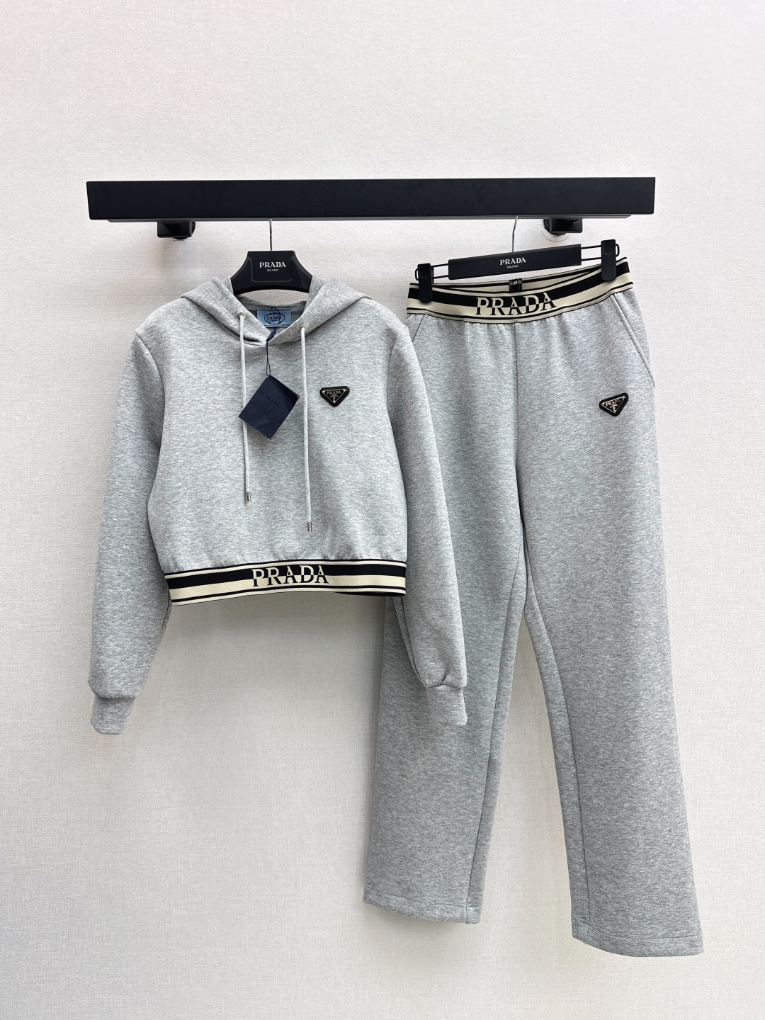 NO:474856,PD 25Ss————————The latest fashionable casual suit for early autumn, short hooded sweatshirt + elastic waist casual pants. Details are exquisite. Every piece is full of surprise. It looks slim and high-end. It is absolutely perfect. It is not picky about the figure. It is practical and versatile. It is available in two colors. It is available in stock. SML, hoodie, sweatshirts, hats, alexander wang.19860909PD 25Ss—————早秋最新款时髦休闲套装小短款连帽卫衣+松紧腰休闲裤 细节精致 每一件到手都是惊喜满溢 显瘦显高版型绝绝子 不挑身材 实用百搭 一套出 两色现货发售sml,,hoodie,sweatshirts,hats,alexander wang,Women's clothing