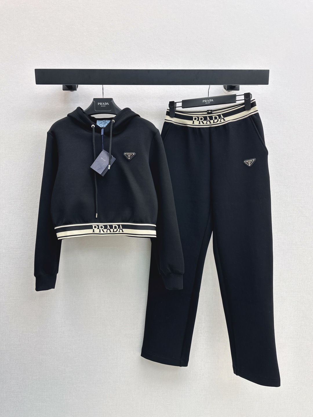 NO:474852,PD 25Ss————————The latest fashionable casual suit for early autumn, short hooded sweatshirt + elastic waist casual pants. Details are exquisite. Every piece is full of surprise. It looks slim and high-end. It is not picky about the figure. It is practical and versatile. It is available in one set. Two colors are available in stock. 9, hoodie, sweatshirts, hats, alexander wang19860909PD 25Ss—————早秋最新款时髦休闲套装小短款连帽卫衣+松紧腰休闲裤 细节精致 每一件到手都是惊喜满溢 显瘦显高版型绝绝子 不挑身材 实用百搭 一套出 两色现货发售sml 9,,hoodie,sweatshirts,hats,alexander wang,Women's clothing