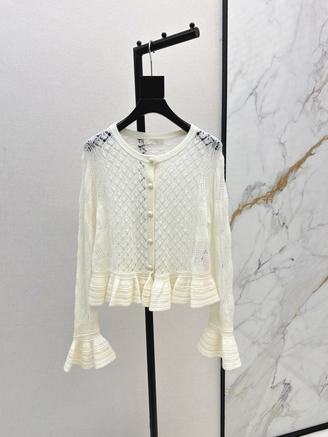 NO:474848,Ch～E 25Ss———The latest style of early autumn palace style round neck cardigan small jacket fairy hem lace sleeve design, positioning and tweaking craftsmanship, slim and slim style, original customized wool yarn soft and delicate, super good-looking on the outside, highly recommended fashionable items, white and rich beauty essential items, one-size-fits, sml, jackets & coats, alexander wang19860909Ch～E 25Ss———早秋最新款宫廷风气质圆领开衫小外套仙仙的下摆花边袖设计 定位缕空勾花工艺 版型显瘦绝绝子 原版定制羊毛纱线软糯细腻 外搭单穿都超好看 强烈推荐气质时髦单品 白富美必备单品 一色现货发售sml,,jackets & coats,alexander wang,Women's clothing