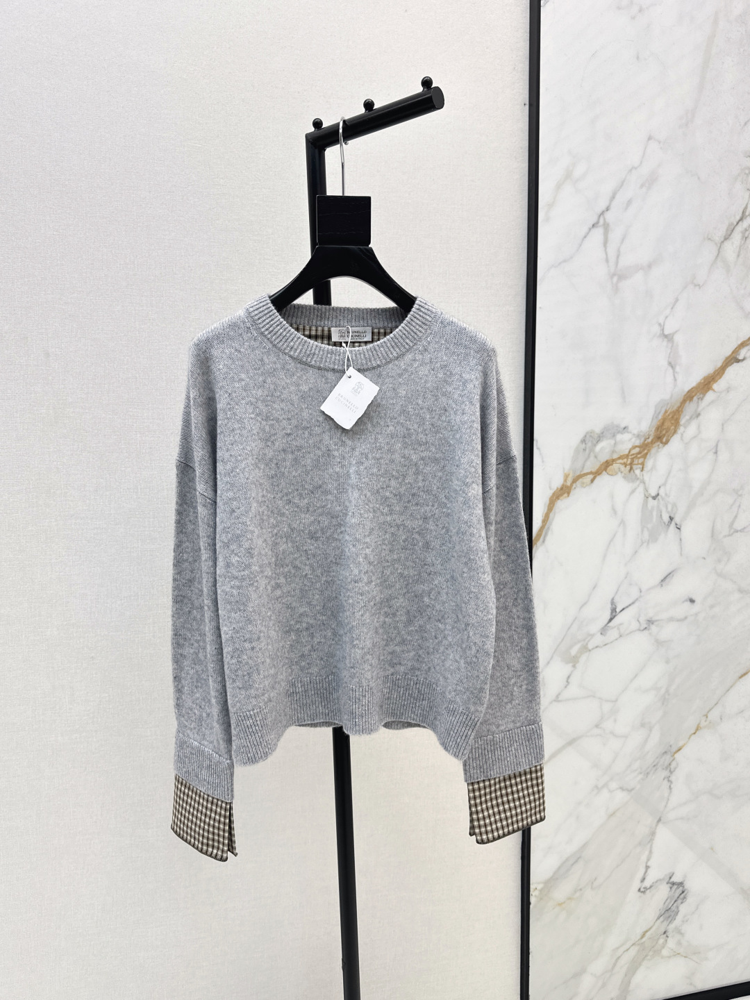 NO:474844,Bc 25Ss———The latest autumn and winter old money casual age-reducing outfit fake two-piece round neck cashmere sweater copper chain edge custom plaid sleeves simple Italian low-key luxury extremely unique rotator sleeves loose and casual and elegant classic and not picky on people, super slim on the upper body. SML is available in stock, alexander wang19860909Bc 25Ss————秋冬最新款老钱休闲减龄穿搭假两件式圆领羊绒针织衫铜链边定制格纹袖套 简约意式低调奢华绝绝子 落肩袖宽松版型随性优雅 经典不挑人上身超显瘦 一色现货发售sml,,alexander wang,Women's clothing