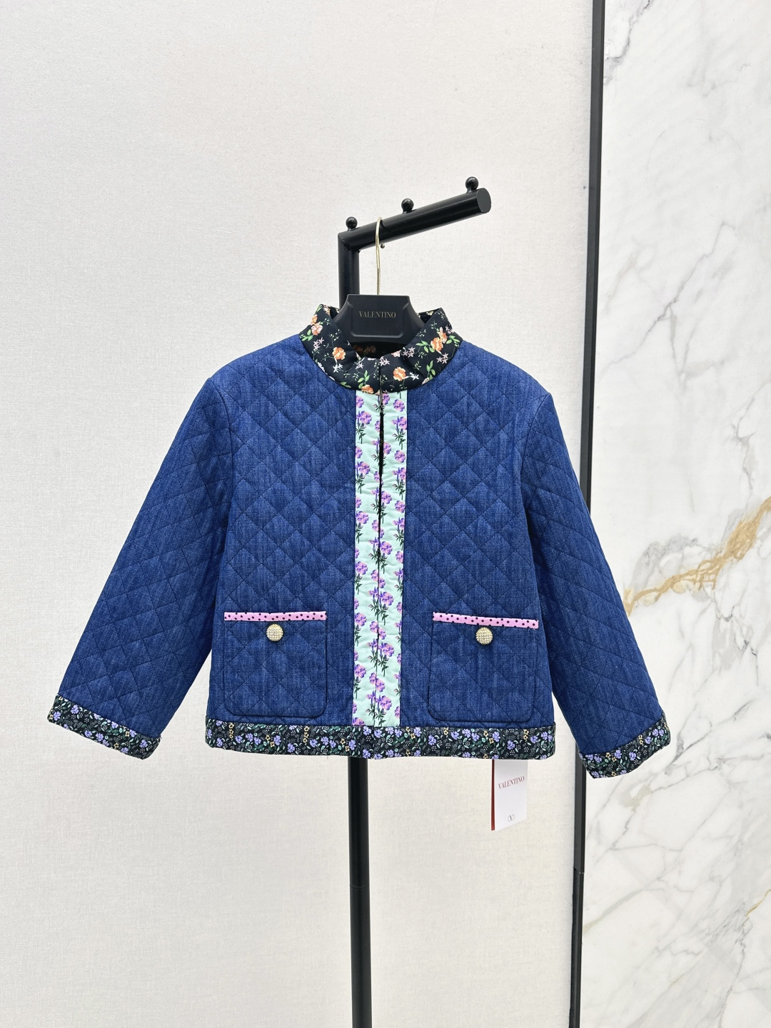 NO:474828,VLTN 25Ss—————The latest nine-point sleeve denim cotton coat in early autumn, unique contrasting design, the overall denim splicing printed collar cuffs echo the cuffs, the lining is active penetration process and full of color printing patterns, showing the brand tone, noble and elegant temperament, suitable for vacation and can be integrated into daily outfits, one-color spot sml,, jackets & coats, alexander wang19860909VLTN 25Ss————早秋最新款九分袖牛仔夹棉棉衣外套 别具一格的撞色设计 整体牛仔拼接印花领口袖口相呼应 内衬活性渗透工艺满印彩色印花图案 彰显品牌调性 贵气高雅气质 既适合度假也能融入日常穿搭 一色现货发售sml,,jackets & coats,alexander wang,Women's clothing