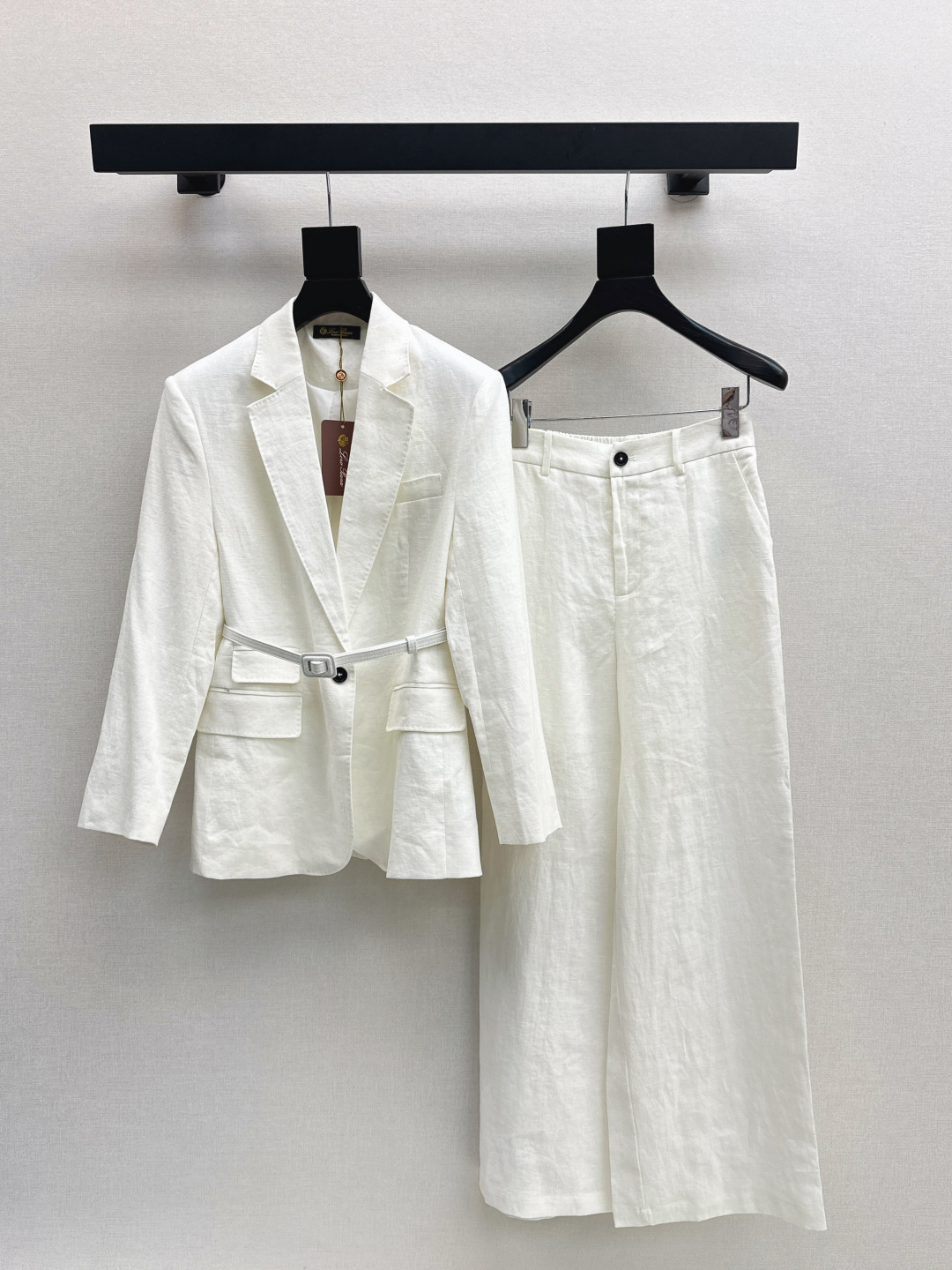 NO:474863,480L 25Ss——————The latest handsome commuting suit for early autumn, belt decorative suit jacket straight pants, top body looks slim and tall, gentle and elegant without losing the aura, exquisite déjà vu, slim and not picky, one set, three colors are available in stock, sml, loro piana, jackets & coats, business suit, alexander wang19860909480L 25Ss————早秋最新款帅气通勤套装 腰带装饰西装外套直筒裤 上身显瘦又高挑 不失气场的温柔优雅感 精致既视感版型显瘦不挑人 一套出 三色现货发售sml,,loro piana,jackets & coats,business suit,alexander wang,Women's clothing