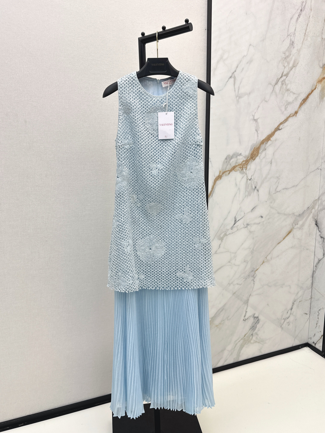 NO:474851,VLTN 25Ss—————The latest fake two-piece splicing design sleeveless dress in early autumn. Customized special yarn embroidery tray with small sequins, which looks more three-dimensional. The most popular sky blue series this year is super white. The fairy-like fluttering skirt hem splicing and pleated fabric is three-dimensional and stylish and layered. It has an atmosphere and feels white moonlight goddess skirt. One-color spot sml, skirts, alexander wang19860909VLTN 25Ss————早秋最新款假两件拼接设计无袖连衣裙 定制特殊纱线刺绣盘花 带有小许亮片显得更加立体 定染今年最流行的天空蓝色系超级显白 仙气飘飘裙摆拼接压褶面料立体有型很有层次感 自带氛围感白月光女神裙 一色现货发售sml,,skirts,alexander wang,Women's clothing