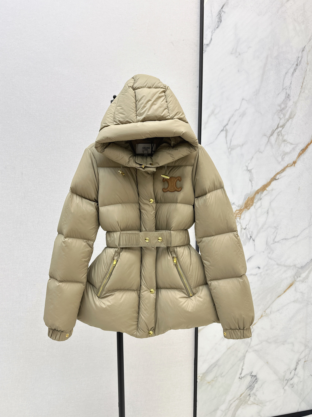 NO:474843,With dust bag CE 25Ss———The new autumn and winter Arc de Triomphe leather logo hooded tunic bread down jacket The best version of this season. Classic Arc de Triomphe leather sign embroidered with elastic belt waistband tunic bread jacket shapes a wrap-on silhouette. Fashionable and handsome. Super love to keep the model. National standard 90 white goose down filling. The original imported recycled nylon fabric has a wide and stylish texture!  Original development full set of hardware accessories, original mark and original standard complete set, three colors are available in stock 36/38/40/42,, down jacket, hats, alexander wang19860909配防尘袋CE 25Ss———秋冬新款凯旋门皮徽标连帽束腰面包羽绒服 本季最佳版型 经典凯旋门皮标牌绣装饰弹力腰带束腰面包服塑造裹身式廓形 时髦又帅气 超级大爱自留款 国标90白鹅绒填充 原版进口再生尼龙面料质感挺阔有型！原版开发全套五金配件 原唛原标配套齐全 三色现货发售36/38/40/42,,down jacket,hats,alexander wang,Women's clothing