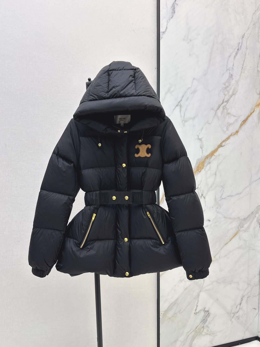 NO:474839,With dust bag CE 25Ss———The new autumn and winter Arc de Triomphe leather logo hooded tunic bread down jacket The best version of this season. Classic Arc de Triomphe leather sign embroidered with elastic belt waistband tunic bread jacket shapes a wrap-on silhouette. Fashionable and handsome. Super love to keep the model. National standard 90 white goose down filling. The original imported recycled nylon fabric has a wide and stylish texture!  Original development full set of hardware accessories, original mark and original standard complete set, three colors are available in stock 36/38/40/42,, down jacket, hats, alexander wang19860909配防尘袋CE 25Ss———秋冬新款凯旋门皮徽标连帽束腰面包羽绒服 本季最佳版型 经典凯旋门皮标牌绣装饰弹力腰带束腰面包服塑造裹身式廓形 时髦又帅气 超级大爱自留款 国标90白鹅绒填充 原版进口再生尼龙面料质感挺阔有型！原版开发全套五金配件 原唛原标配套齐全 三色现货发售36/38/40/42,,down jacket,hats,alexander wang,Women's clothing