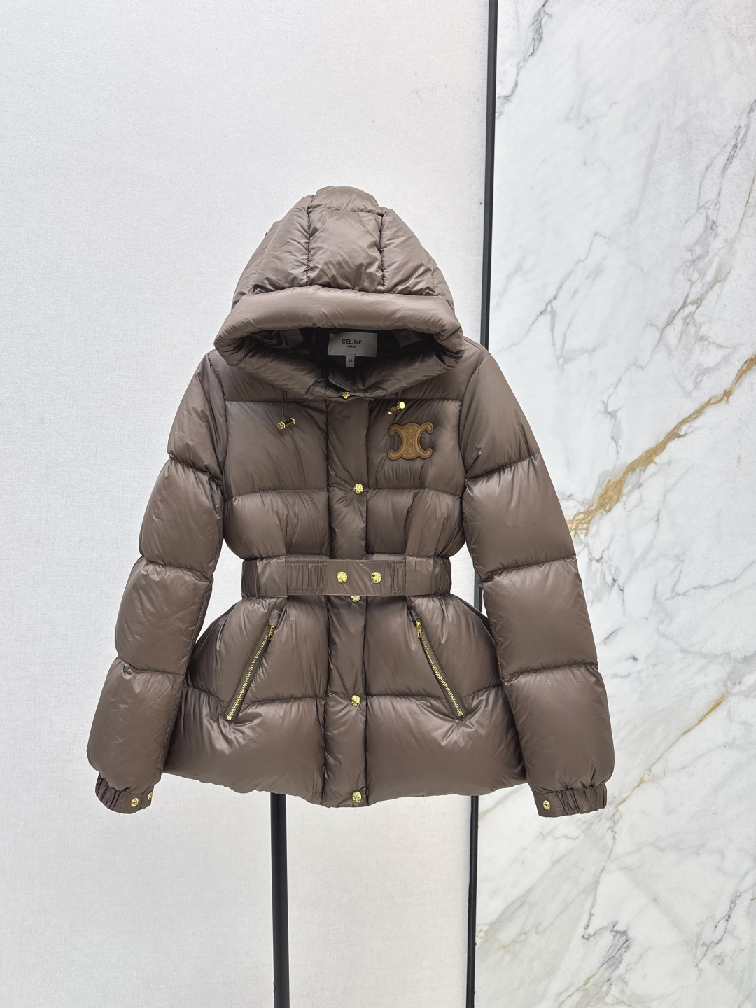 NO:474835,With dust bag CE 25Ss———The new autumn and winter Arc de Triomphe leather logo hooded tunic bread down jacket The best version of this season. Classic Arc de Triomphe leather sign embroidered with elastic belt waistband tunic bread jacket shapes a wrap-on silhouette. Fashionable and handsome. Super love to keep the model. National standard 90 white goose down filling. The original imported recycled nylon fabric has a wide and stylish texture!  Original development full set of hardware accessories, original mark and original standard complete set, three colors are available in stock 36/38/40/42,, down jacket, hats, alexander wang19860909配防尘袋CE 25Ss———秋冬新款凯旋门皮徽标连帽束腰面包羽绒服 本季最佳版型 经典凯旋门皮标牌绣装饰弹力腰带束腰面包服塑造裹身式廓形 时髦又帅气 超级大爱自留款 国标90白鹅绒填充 原版进口再生尼龙面料质感挺阔有型！原版开发全套五金配件 原唛原标配套齐全 三色现货发售36/38/40/42,,down jacket,hats,alexander wang,Women's clothing