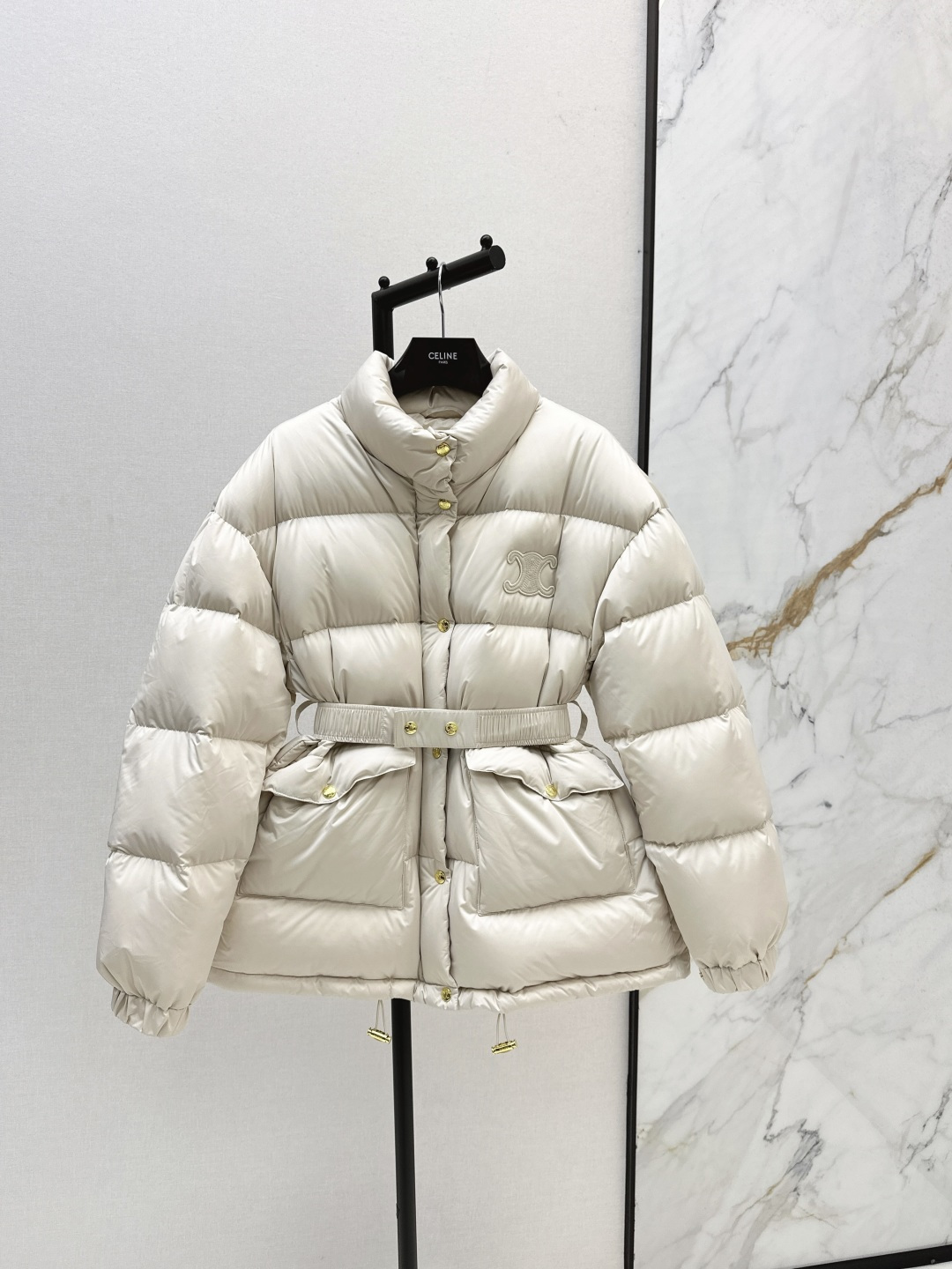 NO:474832,With dust bag CE 25Ss———New autumn and winter Arc de Triomphe logo logo stand-up collar waisted bun down jacket, the best version of this season, the classic Arc de Triomphe patch embroidered bread suit creates a wrap-on silhouette, the elastic rope hem shows a sense of technology, fashionable and handsome, super love to keep the model, national standard 90 white goose down filling, the original imported recycled nylon fabric has a wide and stylish texture!  Original development full set of hardware accessories, original mark and original standard complete set, three colors are available in stock 36/38/40/42,, down jacket, alexander wang19860909配防尘袋CE 25Ss———秋冬新款凯旋门徽标logo立领束腰面包羽绒服 本季最佳版型 经典凯旋门贴布绣面包服塑造裹身式廓形 弹力束绳下摆展现充满科技感 时髦又帅气 超级大爱自留款 国标90白鹅绒填充 原版进口再生尼龙面料质感挺阔有型！原版开发全套五金配件 原唛原标配套齐全 三色现货发售36/38/40/42,,down jacket,alexander wang,Women's clothing