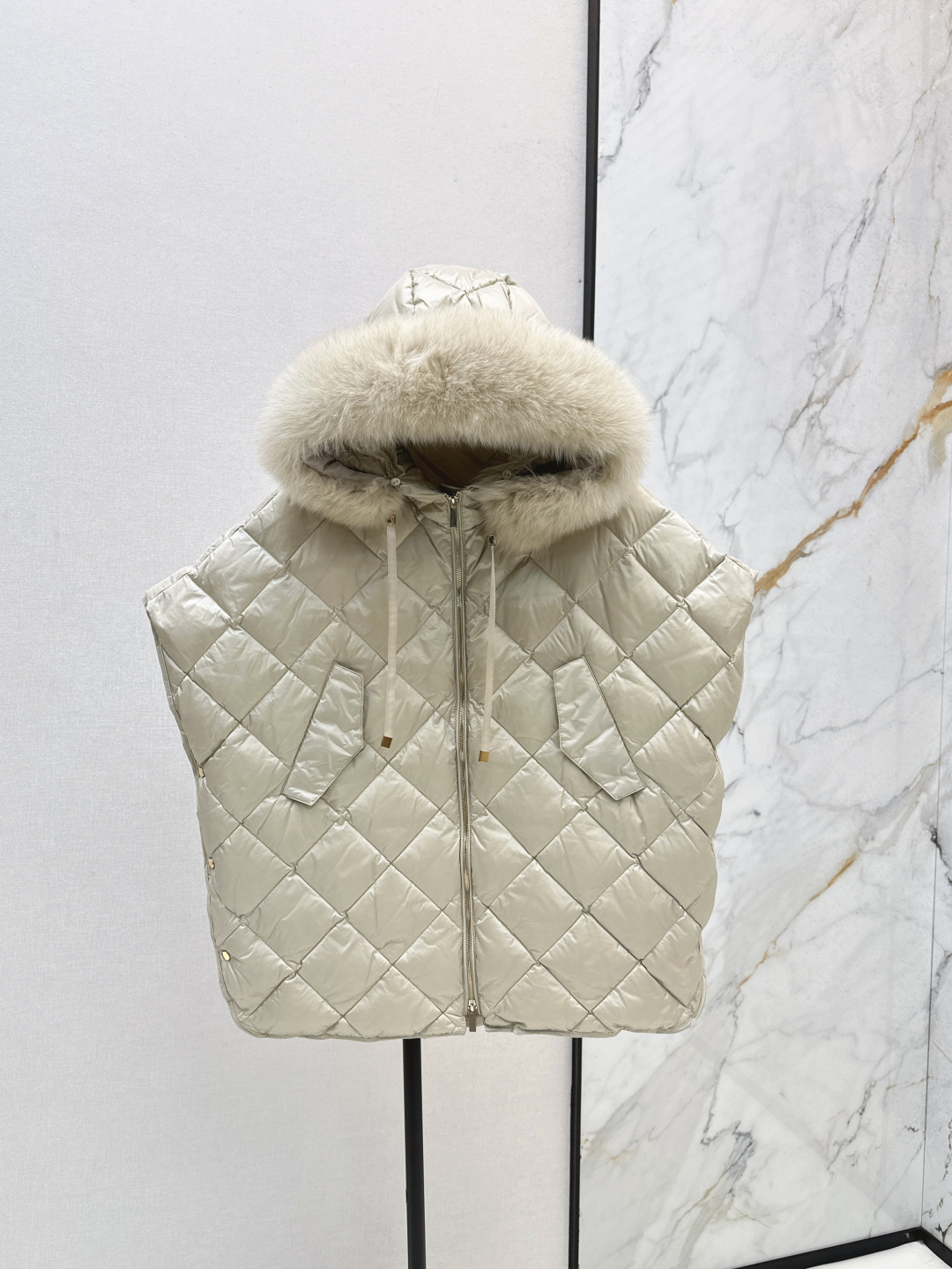 NO:474827,With dust bag Max 25Ss———The latest diamond stitching cloak-style wool collar hooded down jacket in autumn and winter. The cape-style design is very good~~Classic three-dimensional H-shaped tailoring machine sewing freeze classic and fashionable and handsome National standard imported 90 white goose down velvet imported from the country, the texture of recycled nylon fabric is excellent, the imported machine sewing original hardware accessories complete labels Recommended Three-color spot ML, down jacket, hats, alexander wang19860909配防尘袋Max 25Ss————秋冬最新款菱格车缝线斗篷式毛领连帽羽绒服 斗篷式设计感很赞～～经典立体H版型剪裁 机缝定格 经典时髦又帅气 国标进口90白鹅绒 进口再生尼龙面料质感超赞 进口机缝制 原版五金配件 标吊齐全 推荐 三色现货发售ML,,down jacket,hats,alexander wang,Women's clothing