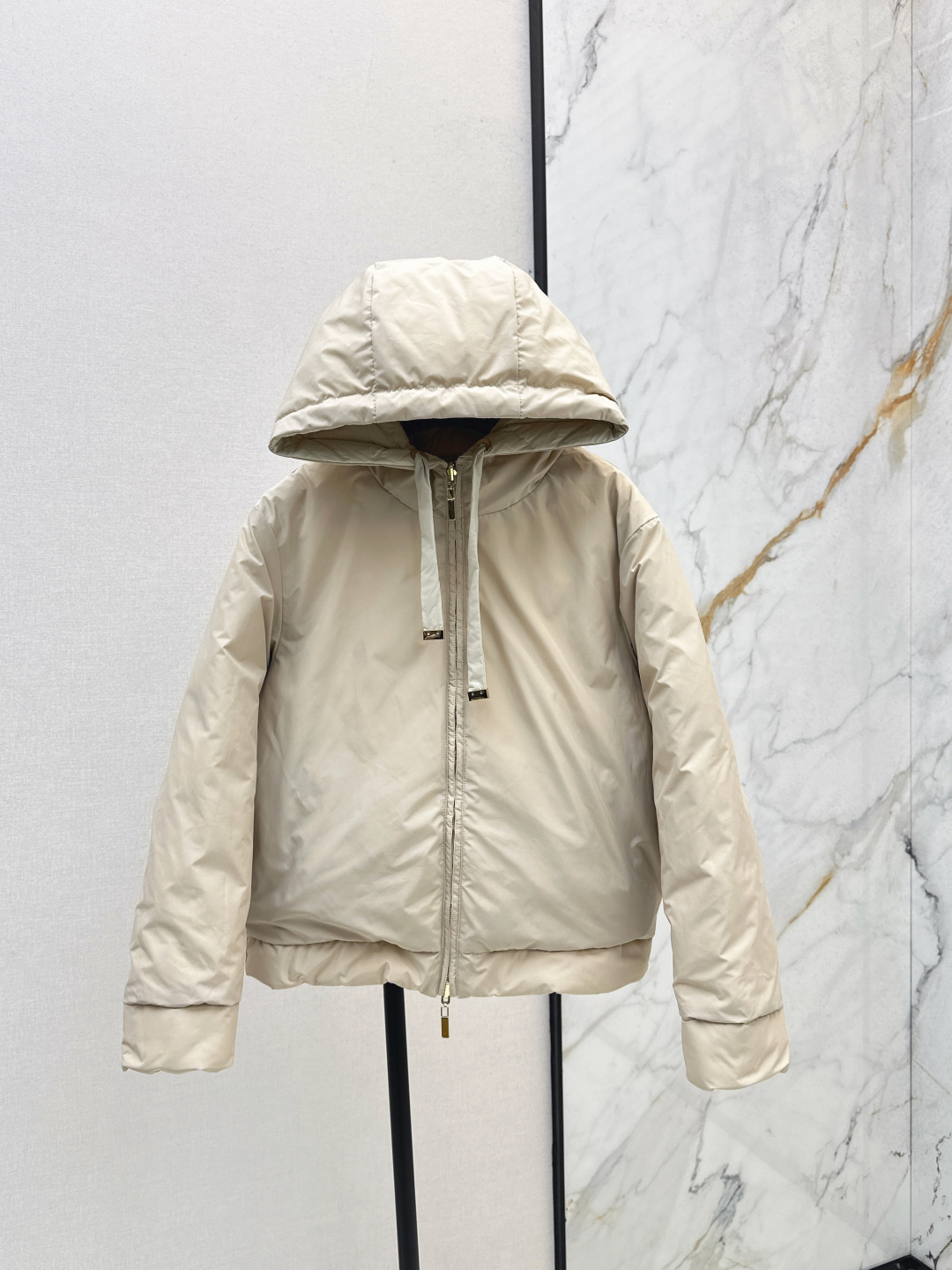 NO:474824,With dust bag double-sided wearable Max 25ss———The latest Autumn and Winter diamond stitching short hooded bread down jacket jacket cuff logo badge decoration, the design feels great~~Classic three-dimensional H-shaped tailoring machine sewing freeze classic fashionable and handsome National standard imported 90 white goose down velvet imported imported recycled nylon fabric with excellent texture Imported machine sewing Original hardware accessories Complete label hanging Recommended Three-color spot sale smlxl,,jackets & coats,down jacket,hats,alexander wang19860909配防尘袋双面可穿 Max 25ss———秋冬最新款菱格车缝线短款连帽面包羽绒服外套袖口logo徽章装饰 设计感很赞～～经典立体H版型剪裁 机缝定格 经典时髦又帅气 国标进口90白鹅绒 进口再生尼龙面料质感超赞 进口机缝制 原版五金配件 标吊齐全 推荐 三色现货发售smlxl,,jackets & coats,down jacket,hats,alexander wang,Women's clothing