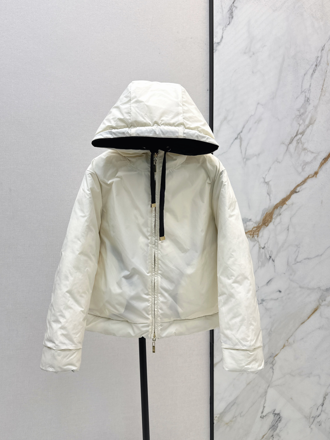 NO:474820,With dust bag double-sided wearable Max 25ss———The latest Autumn and Winter diamond stitching short hooded bread down jacket jacket cuff logo badge decoration, the design feels great~~Classic three-dimensional H-shaped tailoring machine sewing freeze classic fashionable and handsome National standard imported 90 white goose down velvet imported imported recycled nylon fabric with excellent texture Imported machine sewing Original hardware accessories Complete label hanging Recommended Three-color spot sale smlxl,,jackets & coats,down jacket,hats,alexander wang19860909配防尘袋双面可穿 Max 25ss———秋冬最新款菱格车缝线短款连帽面包羽绒服外套袖口logo徽章装饰 设计感很赞～～经典立体H版型剪裁 机缝定格 经典时髦又帅气 国标进口90白鹅绒 进口再生尼龙面料质感超赞 进口机缝制 原版五金配件 标吊齐全 推荐 三色现货发售smlxl,,jackets & coats,down jacket,hats,alexander wang,Women's clothing