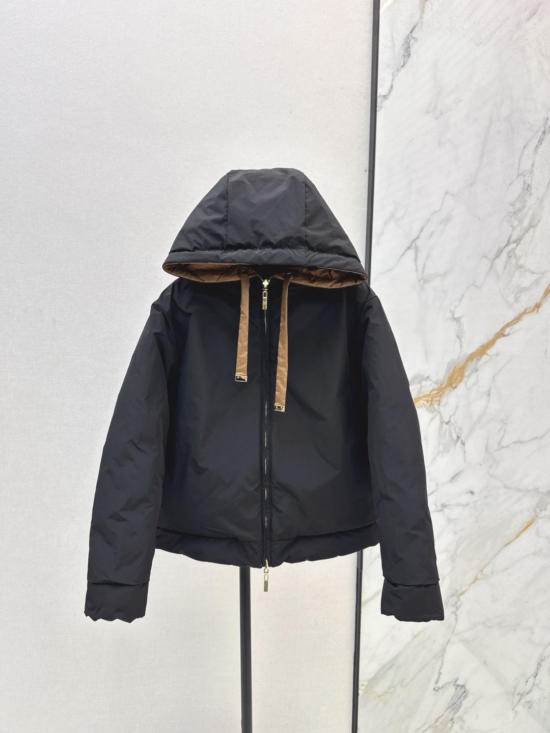 NO:474816,With dust bag double-sided wearable Max 25ss———The latest Autumn and Winter diamond stitching short hooded bread down jacket jacket cuff logo badge decoration, the design feels great~~Classic three-dimensional H-shaped tailoring machine sewing freeze classic fashionable and handsome National standard imported 90 white goose down velvet imported imported recycled nylon fabric with excellent texture Imported machine sewing Original hardware accessories Complete label hanging Recommended Three-color spot sale smlxl,,jackets & coats,down jacket,hats,alexander wang19860909配防尘袋双面可穿 Max 25ss———秋冬最新款菱格车缝线短款连帽面包羽绒服外套袖口logo徽章装饰 设计感很赞～～经典立体H版型剪裁 机缝定格 经典时髦又帅气 国标进口90白鹅绒 进口再生尼龙面料质感超赞 进口机缝制 原版五金配件 标吊齐全 推荐 三色现货发售smlxl,,jackets & coats,down jacket,hats,alexander wang,Women's clothing