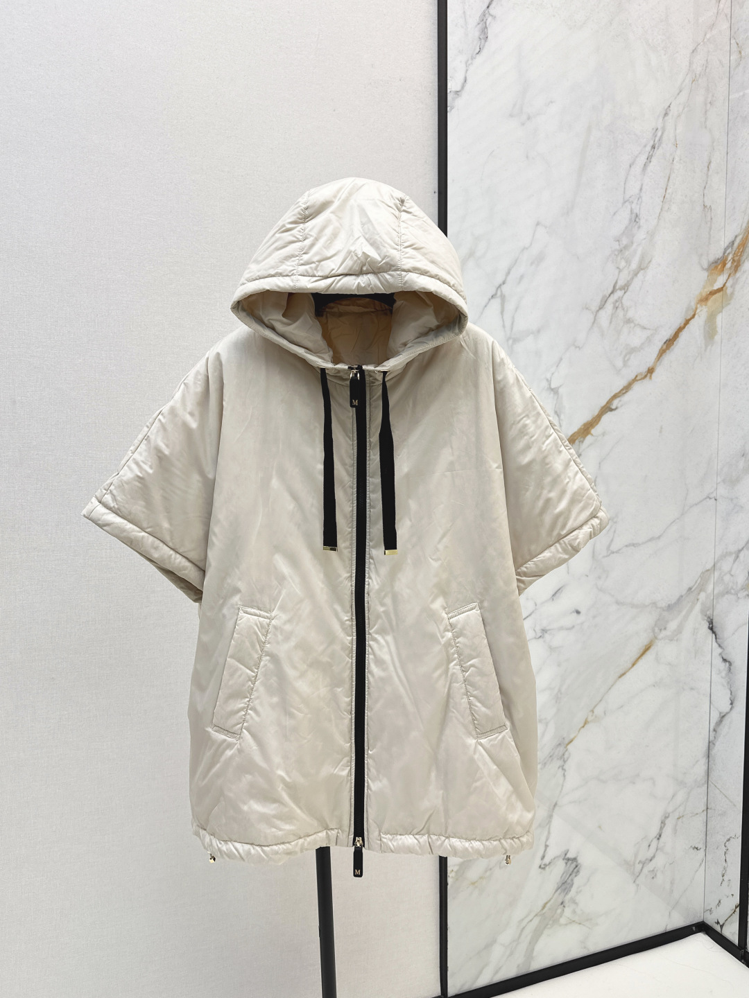 NO:474812,Max 25ss———The latest simple cape-style hooded cotton jacket in autumn and winter. The cape-style design is very good~~Classic three-dimensional H-style tailoring, classic fashionable and handsome, imported recycled nylon fabric with excellent texture, imported machine sewing, original hardware accessories, complete label hanging Recommended Three-color spot ML,, jackets & coats,hats,alexander wang19860909Max 25ss———秋冬最新款简约斗篷式连帽棉服外套 斗篷式设计感很赞～～经典立体H版型剪裁 经典时髦又帅气 进口再生尼龙面料质感超赞 进口机缝制 原版五金配件 标吊齐全 推荐 三色现货发售ML,,jackets & coats,hats,alexander wang,Women's clothing