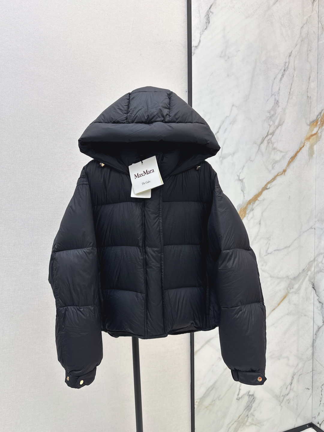 NO:474807,With dust bag Max 25ss———The latest simple short hooded bread down jacket jacket cuff logo badge decoration, the design feels great~~Classic three-dimensional H-shaped tailoring, freeze-in-one sewing, classic fashionable and handsome, national standard imported 90 white goose down velvet, imported recycled nylon fabric with excellent texture, imported machine sewing, original hardware accessories, complete labels and hangings Recommended Two colors for sale in stock smlxl,, jackets & coats, down jacket, hats, alexander wang19860909配防尘袋Max 25ss———秋冬最新款简约短款连帽面包羽绒服外套袖口logo徽章装饰 设计感很赞～～经典立体H版型剪裁 机缝定格 经典时髦又帅气 国标进口90白鹅绒 进口再生尼龙面料质感超赞 进口机缝制 原版五金配件 标吊齐全 推荐 两色现货发售smlxl,,jackets & coats,down jacket,hats,alexander wang,Women's clothing