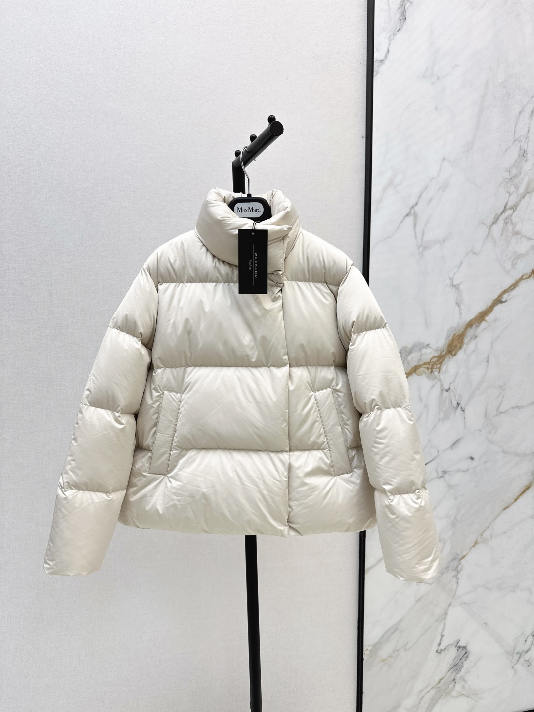 NO:474803,With dust bag Max 25Ss———The latest simple stand-alone short bread down jacket with autumn and winter, classic three-dimensional H-shaped tailoring, classic fashionable and handsome, original logo decoration, highlighting brand recognition, national standard 90 white goose down velvet, imported recycled nylon fabric with excellent texture, imported machine sewing, original hardware accessories, complete label hanging Recommended Three-color spot sale smlxl,, jackets & coats, down jacket, alexander wang19860909配防尘袋Max 25Ss———秋冬最新款简约立领短款面包羽绒服外套经典立体H版型剪裁 经典时髦又帅气 原版logo标装饰 彰显品牌辨识度 国标90白鹅绒 进口再生尼龙面料质感超赞 进口机缝制 原版五金配件 标吊齐全 推荐 三色现货发售smlxl,,jackets & coats,down jacket,alexander wang,Women's clothing