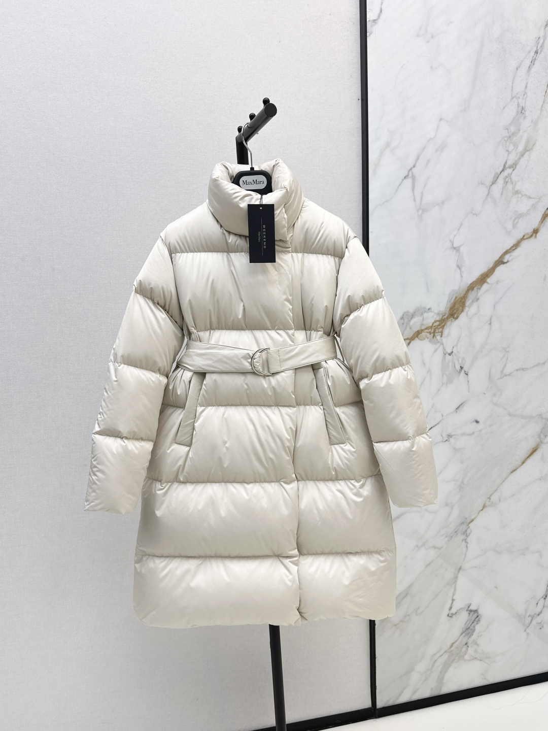 NO:474799,With dust bag Max 25Ss———The latest simple stand-alone long bread down jacket in autumn and winter, classic three-dimensional H-shaped tailoring, classic fashionable and handsome, original logo decoration, highlighting brand recognition, national standard 90 white goose down velvet, imported recycled nylon fabric with excellent texture, imported machine sewing, original hardware accessories, complete label hanging Recommended Three-color spot sale smlxl,, jackets & coats, down jacket, alexander wang19860909配防尘袋Max 25Ss———秋冬最新款简约立领长款面包羽绒服外套经典立体H版型剪裁 经典时髦又帅气 原版logo标装饰 彰显品牌辨识度 国标90白鹅绒 进口再生尼龙面料质感超赞 进口机缝制 原版五金配件 标吊齐全 推荐 三色现货发售smlxl,,jackets & coats,down jacket,alexander wang,Women's clothing