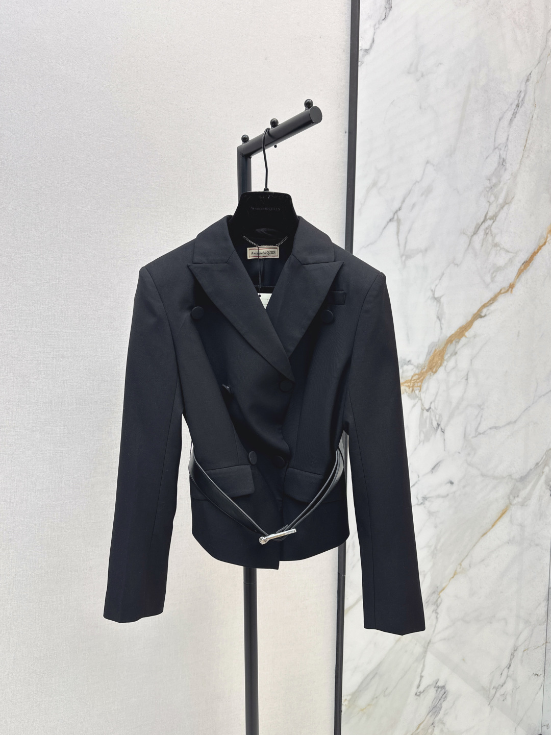 NO:474789,MCQ 25Ss———The latest double-breasted slim suit jacket in autumn and winter. A heroic style. The classic gun neck double-breasted tailoring is capable and neat. No matter how long you wear it, you won’t be afraid of getting out of date. Short slim fit has a sense of handsomeness. The super style is a highlight. It is paired with a belt and waist tucked to create a good figure. You can easily control your daily outfit or work style. One-color spot sml, Jackets & coats, alexander wang19860909MCQ 25Ss————秋冬最新款双排扣修身西服外套 英气满满的一款 经典枪驳领双排扣剪裁干练利落 穿多久都不怕过时 短款修身自带帅气感 超赞的版型是一大亮点 搭配了腰带收腰轻松穿出好身材 日常穿搭或职场风都能轻松驾驭 一色现货发售sml,,jackets & coats,alexander wang,Women's clothing