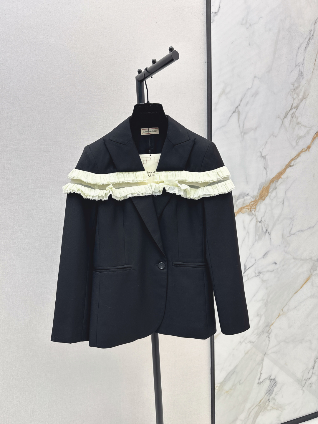 NO:474783,MCQ 25Ss———The latest style of spliced ​​wood ear lace suit jacket in autumn and winter. The three-dimensional tailoring gun-black collar style is capable and neat. The pleats around the wood ear are very layered. The perfect fusion of fashion and sweetness. The A, cool and elegant style is super slim on the upper body. Casual and stylish. Commuting outfits are easy to control. The casual matching interprets different styles. One color is available for sale in stock. SML, Jackets & coats, business suit, alexander wang19860909MCQ 25Ss———秋冬最新款拼接木耳花边西装外套 立体剪裁枪驳领版型干练利落 木耳边的褶皱感非常有层次感 时尚与甜美的完美融合 又A又飒优雅大气版型上身超显瘦 休闲又不失格调 通勤穿搭轻松驾驭 随性搭配演绎不同风格 一色现货发售sml,,jackets & coats,business suit,alexander wang,Women's clothing