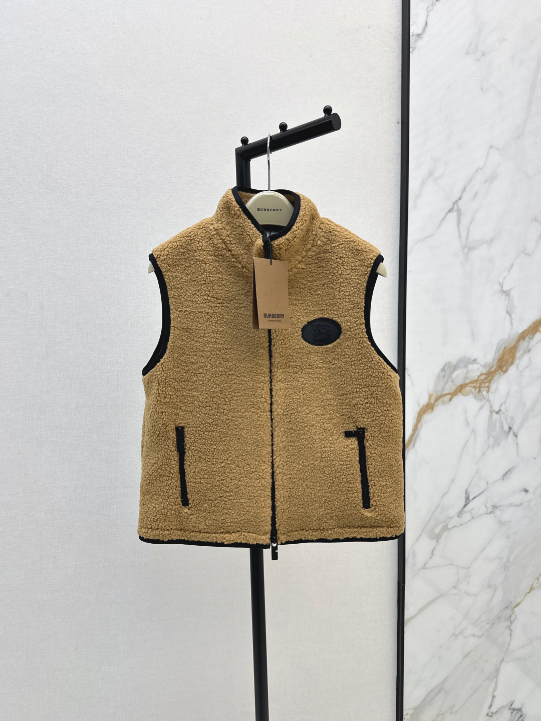 NO:474815,Bur 25Ss———The latest ferrous teddy bear stand-up collar vest in autumn and winter. The black round logo on the chest is recognizable and eye-catching. The stand-up collar zipper design is more age-reducing and energetic. The casual short style is very inclusive. It is easy to wear and express the casual and lazy temperament. Simple and versatile and high-end. The color of the fixed dye is super good. A must-have for fashionable and exquisite outfits. One-color spot-on sml, burberry, alexander wang19860909Bur 25Ss————秋冬最新款摇粒绒泰迪熊立领马甲 胸前黑色圆形logo装饰有辨识度又吸睛 立领拉链设计更减龄有活力 休闲小短款包容性超好 轻松穿出休闲慵懒气质 简约百搭又高级 定染颜色超好看 时髦精穿搭必备 一色现货发售sml,,burberry,alexander wang,Women's clothing