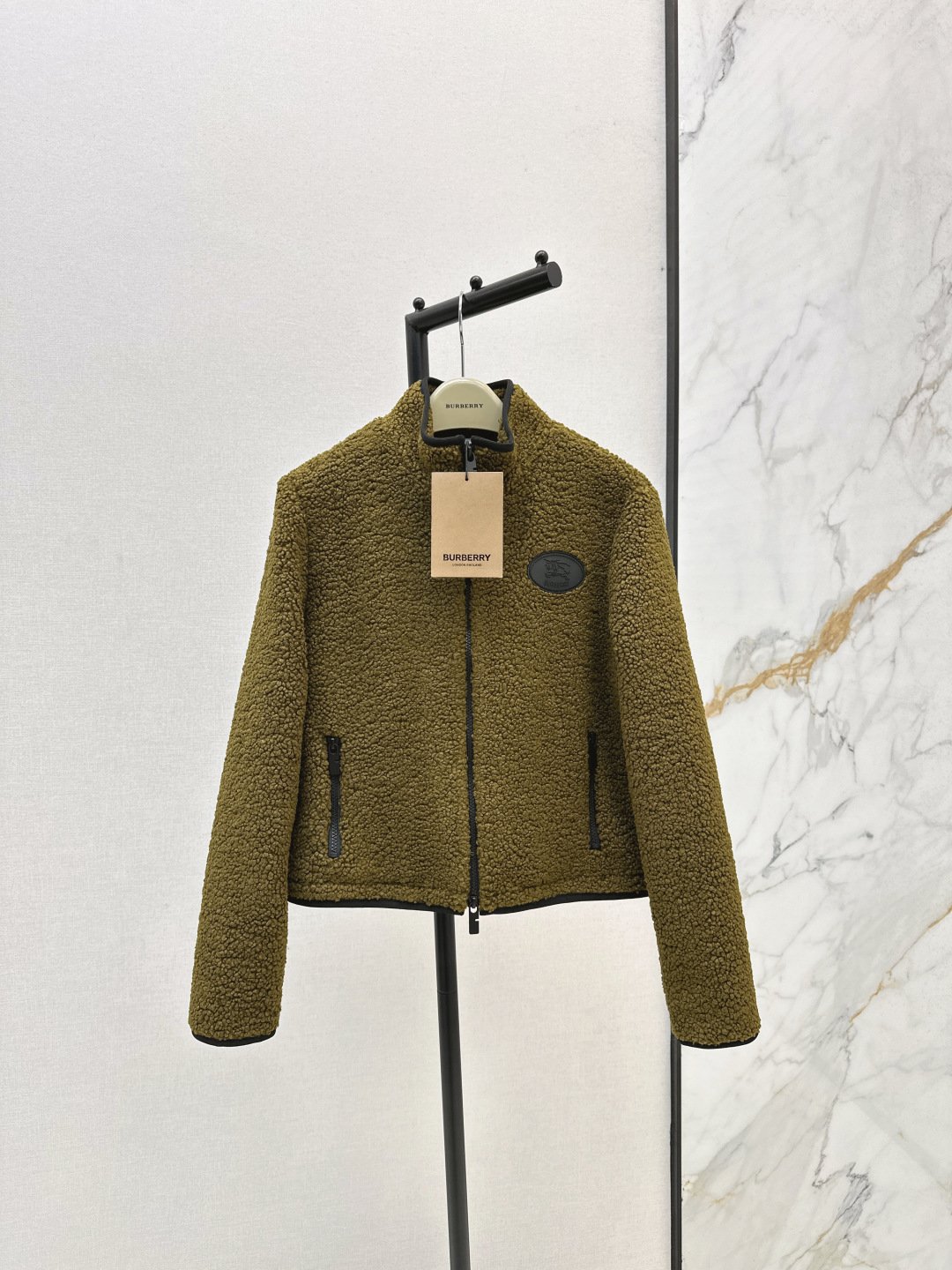 NO:474811,Bur 25Ss———The latest ferrous teddy bear stand-up collar jacket in autumn and winter. The black round logo on the chest is recognizable and eye-catching. The stand-up collar zipper design is more age-reducing and energetic. The casual short style is very inclusive. It is easy to wear and express the casual and lazy temperament. Simple and versatile and high-end. The color of the fixed dye is super good. The must-have for fashionable and exquisite outfits. One-color spot is available for sale sml, burberry, jackets & coats, alexander wang19860909Bur 25Ss———秋冬最新款摇粒绒泰迪熊立领外套 胸前黑色圆形logo装饰有辨识度又吸睛 立领拉链设计更减龄有活力 休闲小短款包容性超好 轻松穿出休闲慵懒气质 简约百搭又高级 定染颜色超好看 时髦精穿搭必备 一色现货发售sml,,burberry,jackets & coats,alexander wang,Women's clothing