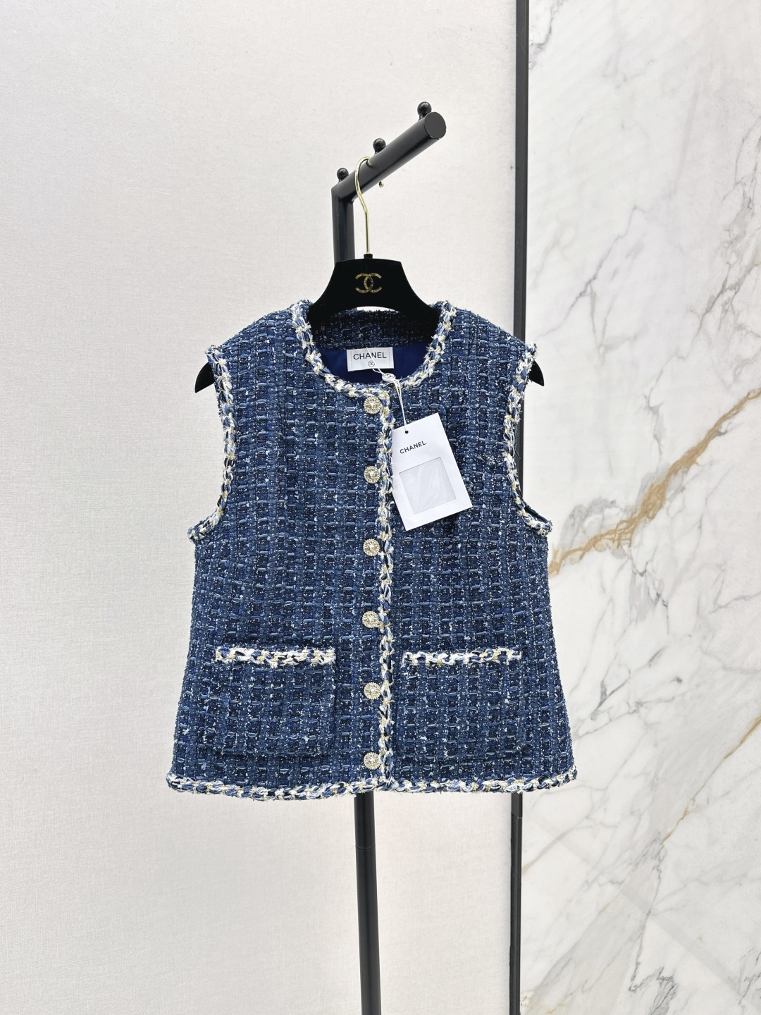 NO:474792,C home 25Ss——————The latest model of early autumn heavy industry soft tweed two-piece set to walk the catwalk with the same short jacket + sleeveless vest. The beautiful plaid high-quality yarn woven fabric developed by yb is super textured, the three-dimensional texture is full of exquisiteness, the upper body has a noble temperament, the practical wear is high, the appearance is higher, the French celebrity style is elegant and high-end, a must-have for rich families. Recommend a set of outfits, one color is developed, spot-on sml horse, chanel, jackets & coats, alexander wang19860909C家 25Ss————早秋最新款重工软粗花呢两件套走秀同款小短款外套+无袖马甲 yb开发的格纹绝美高级彩纱编织面料实物超有质感 立体肌理感精致感满满 上身自带一种高贵气质 实穿度高颜值也更高 法式名媛风优雅又高级 富家千金必备 推荐一套穿搭 一色分开发 现货发售sml 马,,chanel,jackets & coats,alexander wang,Women's clothing