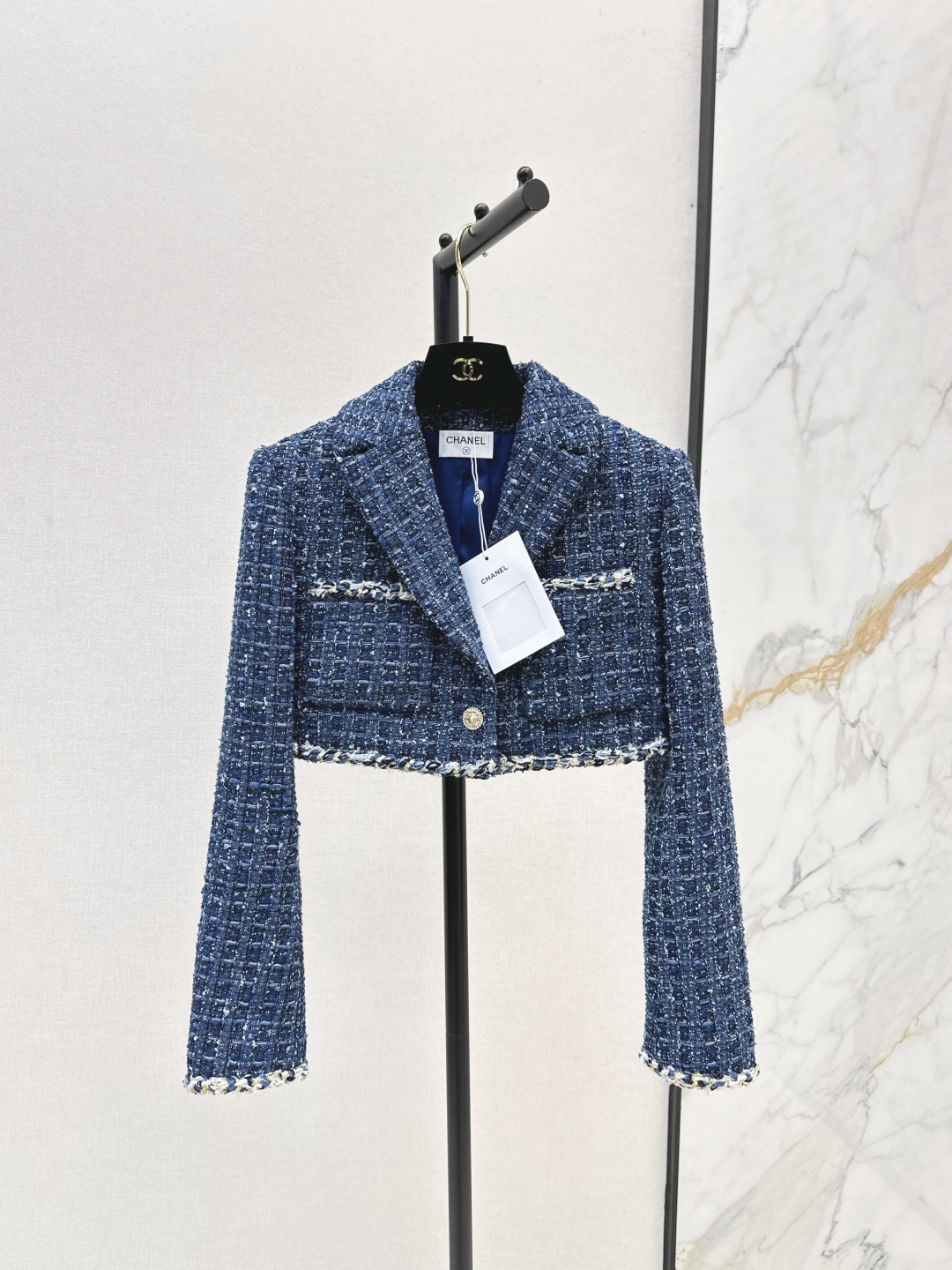 NO:474787,C home 25Ss—————The latest model of early autumn heavy industry soft tweed two-piece set to walk the catwalk with the same short jacket + sleeveless vest. The beautiful plaid high-quality yarn woven fabric developed by yb is super textured, the three-dimensional texture is full of exquisiteness, the upper body has a noble temperament, the practical wear is high, the appearance is higher, the French celebrity style is elegant and high-end, a must-have for rich families. Recommend a set of outfits, one color is developed, spot-on sml, chanel, jackets & coats, alexander wang19860909C家 25Ss————早秋最新款重工软粗花呢两件套走秀同款小短款外套+无袖马甲 yb开发的格纹绝美高级彩纱编织面料实物超有质感 立体肌理感精致感满满 上身自带一种高贵气质 实穿度高颜值也更高 法式名媛风优雅又高级 富家千金必备 推荐一套穿搭 一色分开发 现货发售sml 外,,chanel,jackets & coats,alexander wang,Women's clothing