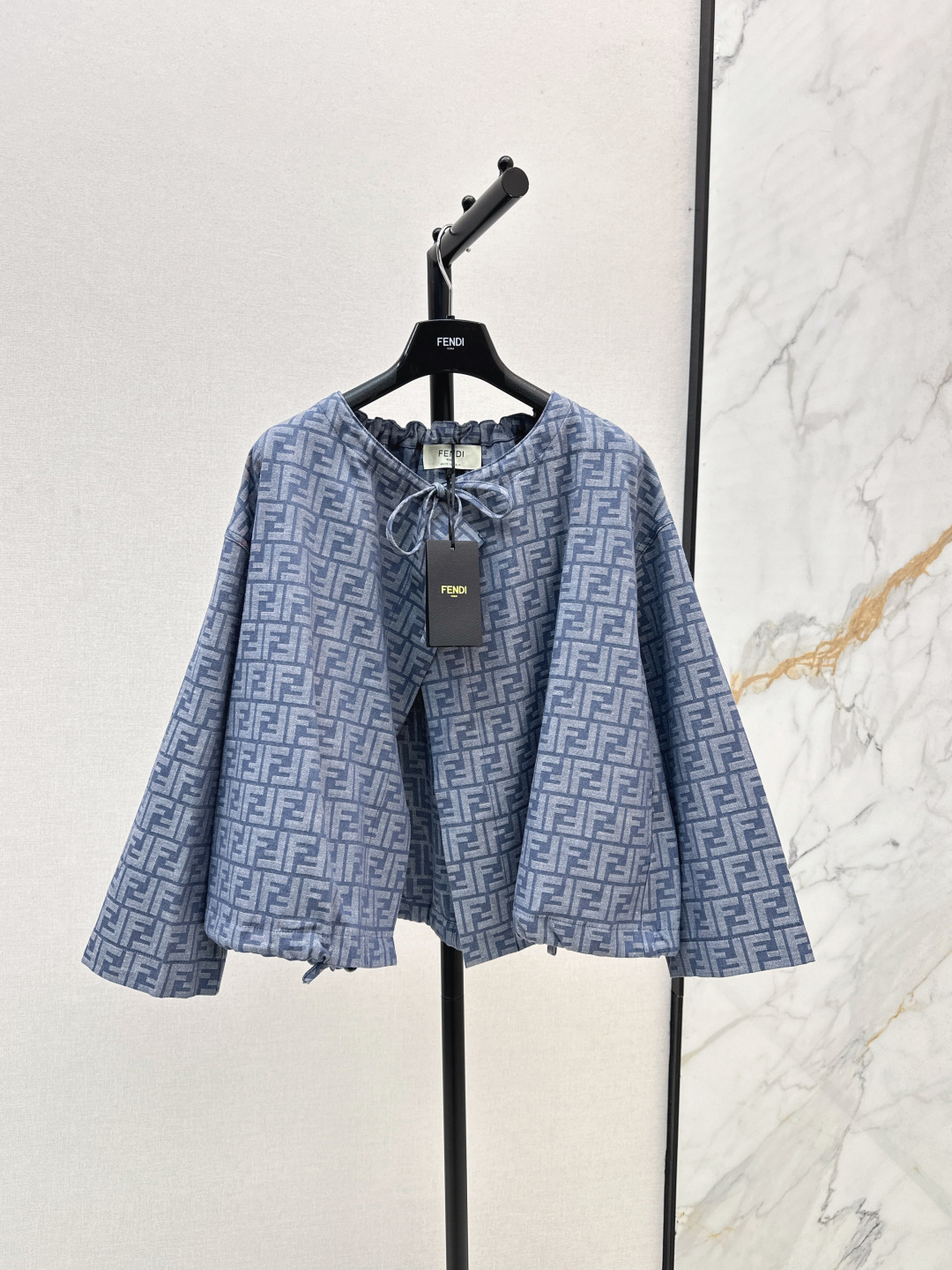 NO:474821,Recommended single models FD 25Ss——————The latest classic presbyterian FF letter printed cloak jacket light cotton blend fabric soft and comfortable neck ring and hem drawstring lace design loose silhouette not picky. Casual and casual fashionable and exquisite outfits. High-quality tone lifting fabrics. Fashionable and interpret various styles. Two-color spot sml,, jackets & coats,alexander wang19860909爆单款推荐 FD 25Ss————早秋最新款经典老花FF字母印花斗篷外套轻薄棉混纺面料 柔软舒适 领圈及下摆束领抽绳系带设计宽松廓形不挑人 休闲随性时髦精穿搭 高级色调提织面料 时髦演绎各种风格 两色现货发售sml,,jackets & coats,alexander wang,Women's clothing