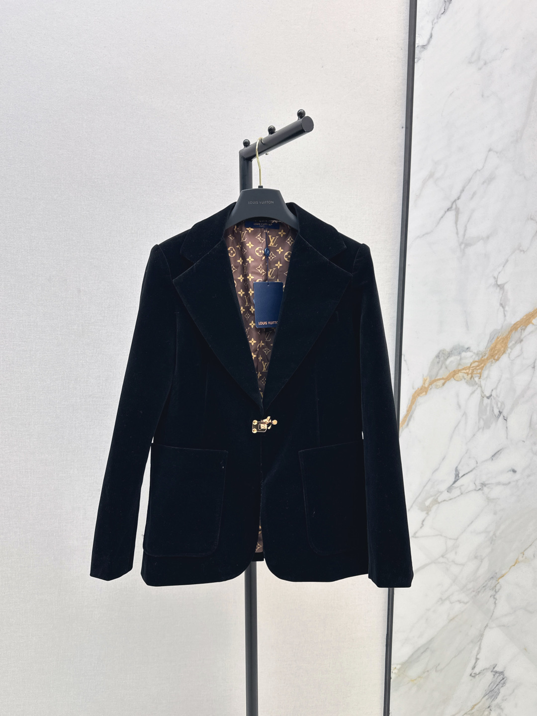 NO:476784,L Home 25Ss———The latest metal buckle inside jacquard presbyop suit jacket Temperament suit design Metal buckle decoration Customized jacquard presbyop suit fabric youthful age-reducing feeling of suit fabric fashionable and high-end upper body and cool and handsome design waist-hugging style elegant and atmospheric Custom hardware accessories Three-dimensional and stylish and easy to grasp fashionable outfits One-color spot sale smlxl,,louis vuitton,jackets & coats,business suit,alexander wang19860909L家 25Ss————秋冬最新款金属扣内提花老花西装外套 气质西装版型设计 金属扣装饰 定制内提花老花 西装面料的青春减龄感 上身时髦高级 又酷帅 设计收腰版型优雅大气 定制五金配件 立体有型轻松拿捏时髦穿搭 一色现货发售smlxl,,louis vuitton,jackets & coats,business suit,alexander wang,Women's clothing