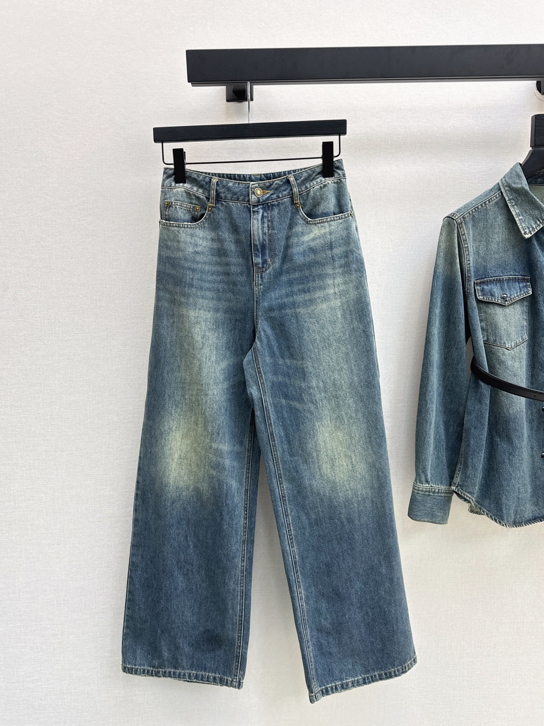 NO:476791,Exclusive model ~ SLP 25Ss—————The latest handsome old-fashion style denim suit with belt decorative denim shirt + straight pants. The upper body looks slim and tall. The gentle and elegant feeling of aura is exquisite and slim and not picky. One set is available in stock. SML, loro piana,shirts,alexander wang19860909独家款～SLP 25Ss————早秋最新款帅气老钱风穿搭牛仔套装 腰带装饰牛仔衬衫+直筒裤 上身显瘦又高挑 不失气场的温柔优雅感 精致既视感版型显瘦不挑人 一套出 一色现货发售sml,,loro piana,shirts,alexander wang,Women's clothing