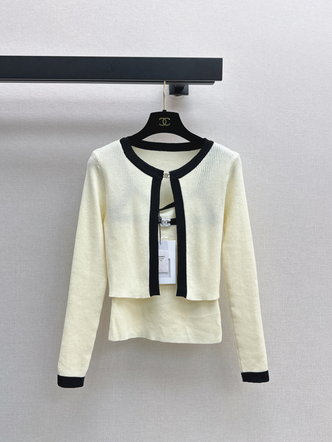 NO:476783,C home 25Ss———————The latest style of early autumn knitted cardigan two-piece set of wool yarn weaving texture high-quality comfortable suspender paired with cardigan two-piece set design The vest fine suspender and chest are decorated with contrasting color edgings Decorated with the iconic double C logo pattern with rhinestones on the chest and double C buckles connected to the placket vertical pit strip fabric elastic and elastic and more delicate, slimming outfits show slack tone Light luxury and fashionable temperament The first choice for fashion outfits in all seasons One set is available in three colors for sale sml, chanel, alexander wang19860909C家 25Ss————早秋最新款吊带针织开衫两件套 羊毛纱线织造 质感高级舒适 吊带搭配开衫两件套设计 背心细吊带和胸口饰以撞色包边 装点标志性双C徽标图案 胸前水钻双C扣连接开襟 竖坑条面料弹性松紧更显精致 显瘦穿搭尽显松弛调性 轻奢时髦气质 四季时尚穿搭首选 一套出 三色现货发售sml,,chanel,alexander wang,Women's clothing