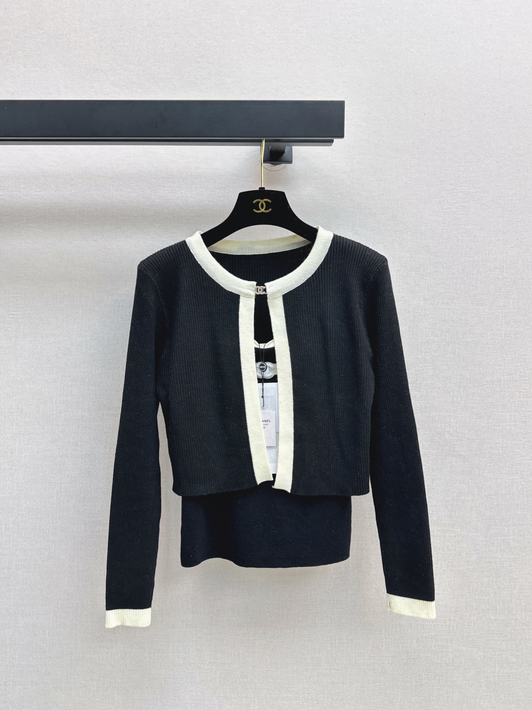 NO:476775,C home 25Ss———————The latest style of early autumn knitted cardigan two-piece set of wool yarn weaving texture high-quality comfortable suspender paired with cardigan two-piece set design The vest fine suspender and chest are decorated with contrasting color edgings Decorated with the iconic double C logo pattern with rhinestones on the chest and double C buckles connected to the placket vertical pit strip fabric elastic and elastic and more delicate, slimming outfits show slack tone Light luxury and fashionable temperament The first choice for fashion outfits in all seasons One set is available in three colors for sale sml, chanel, alexander wang19860909C家 25Ss————早秋最新款吊带针织开衫两件套 羊毛纱线织造 质感高级舒适 吊带搭配开衫两件套设计 背心细吊带和胸口饰以撞色包边 装点标志性双C徽标图案 胸前水钻双C扣连接开襟 竖坑条面料弹性松紧更显精致 显瘦穿搭尽显松弛调性 轻奢时髦气质 四季时尚穿搭首选 一套出 三色现货发售sml,,chanel,alexander wang,Women's clothing