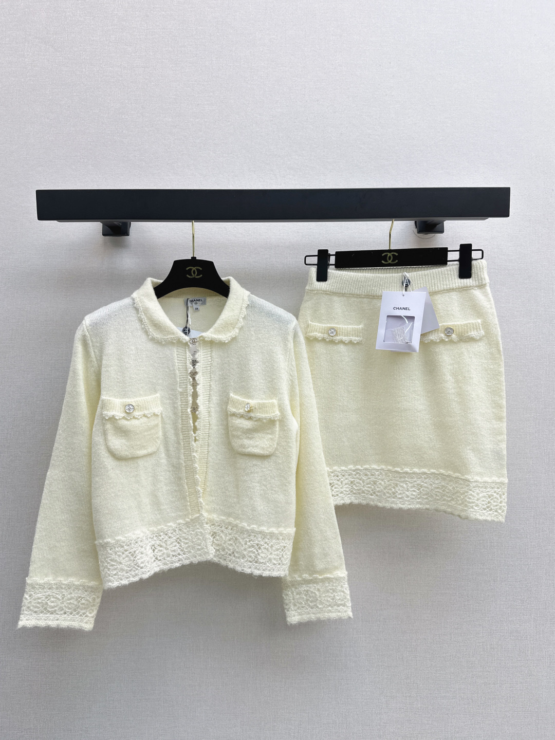 NO:476766,Cardigan Half C Home 25Ss———The latest autumn and winter lace decoration celebrity temperament suit age-reducing lapel cardigan + hip-covered skirt Customized cotton wool yarn weaving Comfortable soft and delicate collar extends to the front wavy lace + hem cuff crochet lace decoration Preparatory clothing delicate and dense texture crochet conventional slim body matching series hip-covered straight skirt Inclusive body shape Improve proportion Show temperament retro style Add elegance to the upper body Exquisite and fashionable One-color split development Spot s ml, Chanel, skirts, alexander wang19860909开衫半C家 25Ss————秋冬最新款花边装饰名媛气质套装减龄翻领开衫+包臀半裙 定制棉毛纱线织造 穿搭舒适 柔软细腻 领边延伸至前襟波浪花边+下摆袖口钩针花边装饰 成衣细腻密实肌理钩织 常规修身上衣配合同系列包臀直筒短裙 包容身形 改善比例 展现气质复古风格 上身增添优雅气息 精致洋气 一色分开发 现货发售s ml,,chanel,skirts,alexander wang,Women's clothing