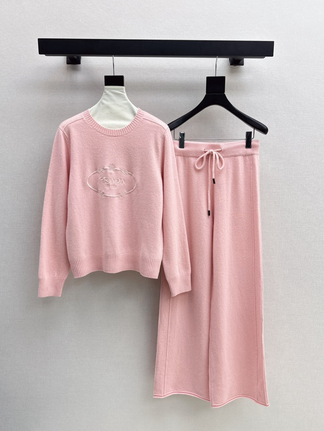 NO:476757,Recommended single models PD 25Ss———The latest lazy style wool suit in autumn and winter logo letter embroidery knitted cardigan + straight pants 100% thickened worsted wool yarn fabric Simple and atmospheric lazy style, durable, warmth and appearance are both online~~ The most practical and versatile boutique, the base layered in autumn and winter everyday high-end!  !  Extra large elasticity and body shape for sale. Three-color sml, alexander wang19860909爆单款推荐 PD 25Ss———秋冬最新款慵懒风羊毛套装logo字母刺绣针织开衫+直筒裤 百分百加厚精纺羊毛纱线面料 简约大气慵懒版型 经久耐穿 保暖度和颜值却都在线～～最实穿百搭的精品 秋冬打底叠穿日常高级！！超大弹力不挑身材一套出售 三色sml,,alexander wang,Women's clothing